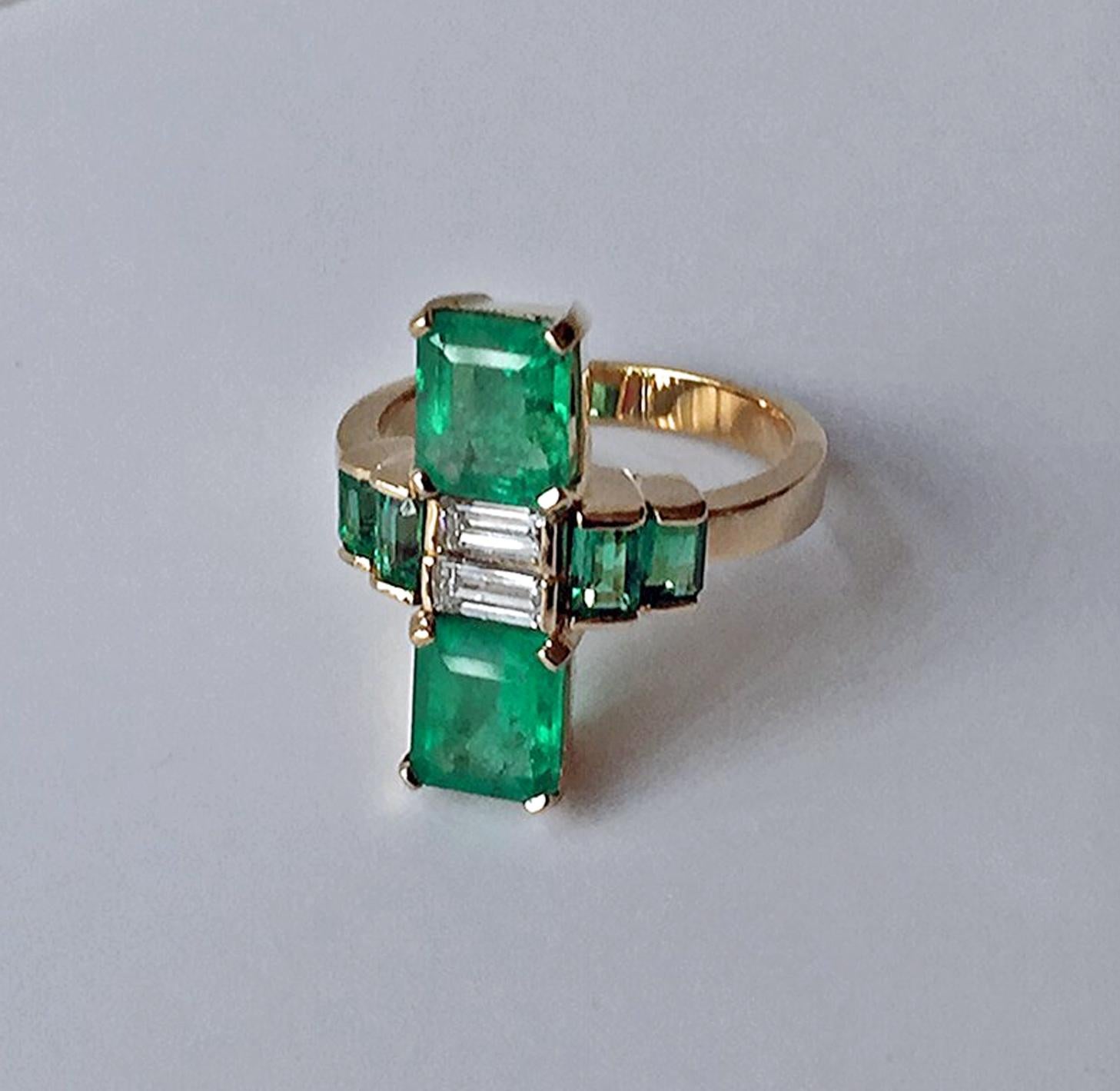 4,24 Karat feiner kolumbianischer Smaragd Diamant Art Deco Stil Ring 18K (Smaragdschliff) im Angebot