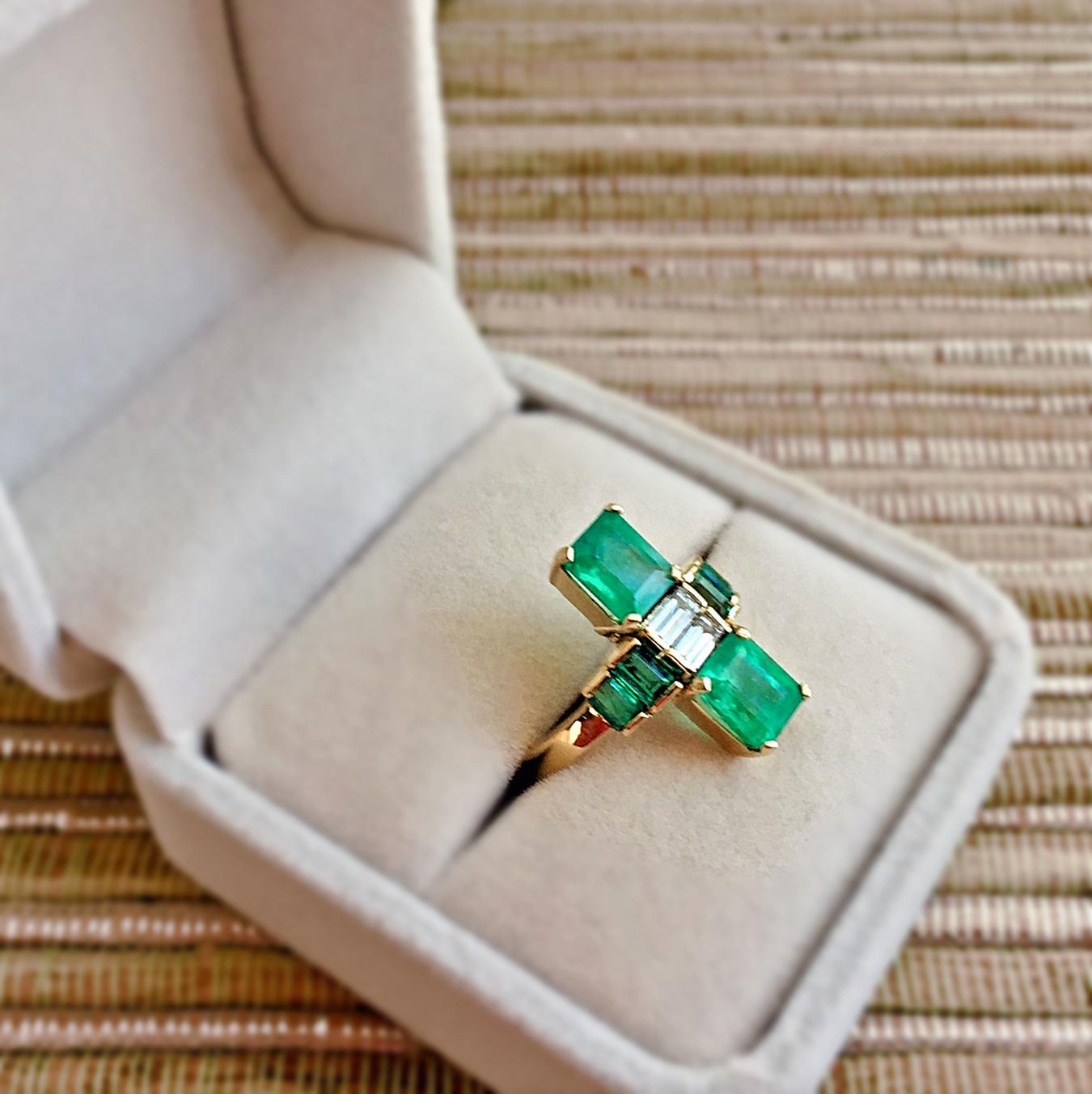 4,24 Karat feiner kolumbianischer Smaragd Diamant Art Deco Stil Ring 18K Damen im Angebot