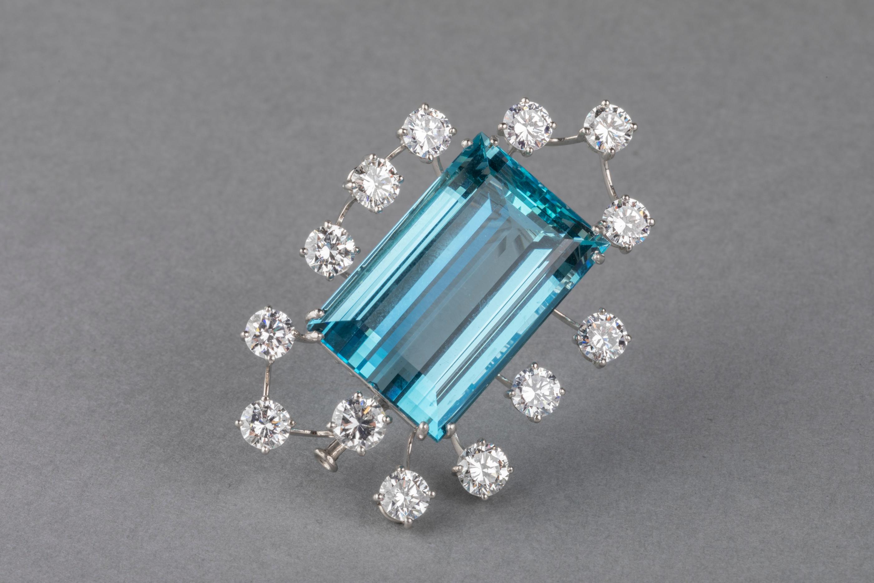 42.41 Carat Aquamarine and 6.5 Carat Diamonds Brooch

First i want to say that shipping is fully operating, i sent many packages to USA last weeks.

Very beautiful piece, made in France circa 1960. 
The setting is is white gold 18K. The aquamarine