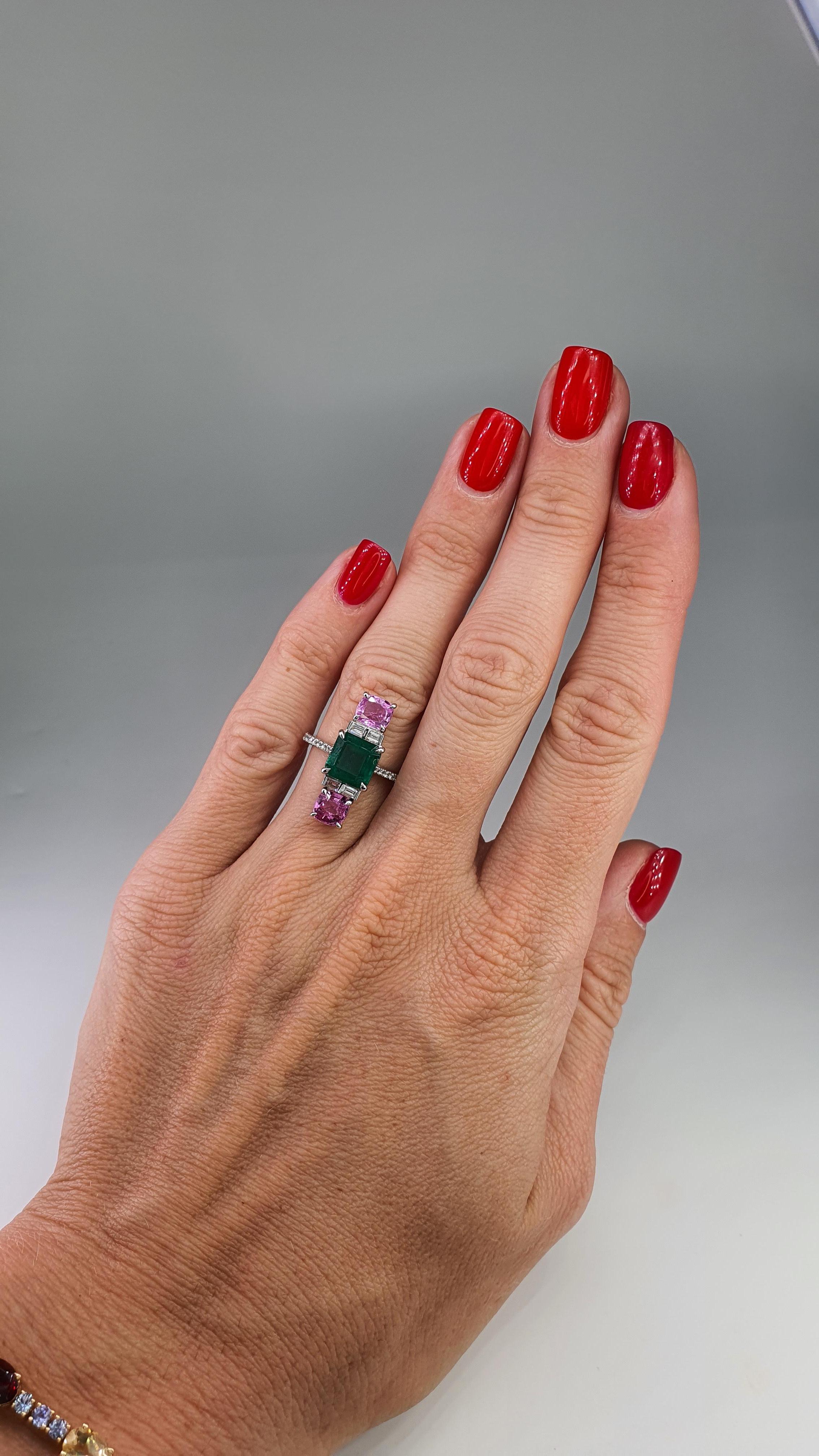 4,43 Karat Smaragd Rosa Saphir Runder Diamant 18 K Weißgold Ring (Zeitgenössisch) im Angebot
