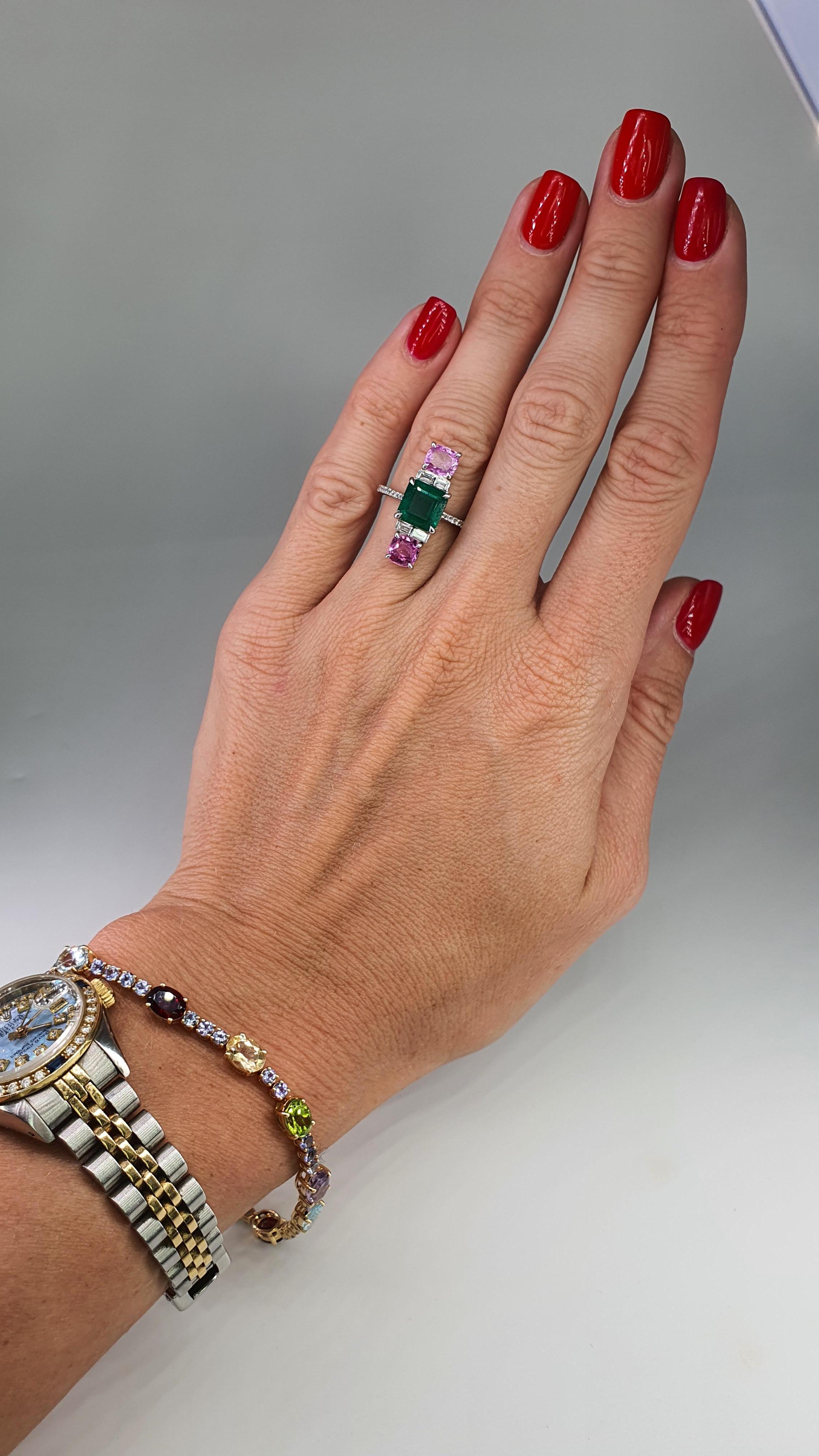 4,43 Karat Smaragd Rosa Saphir Runder Diamant 18 K Weißgold Ring (Smaragdschliff) im Angebot