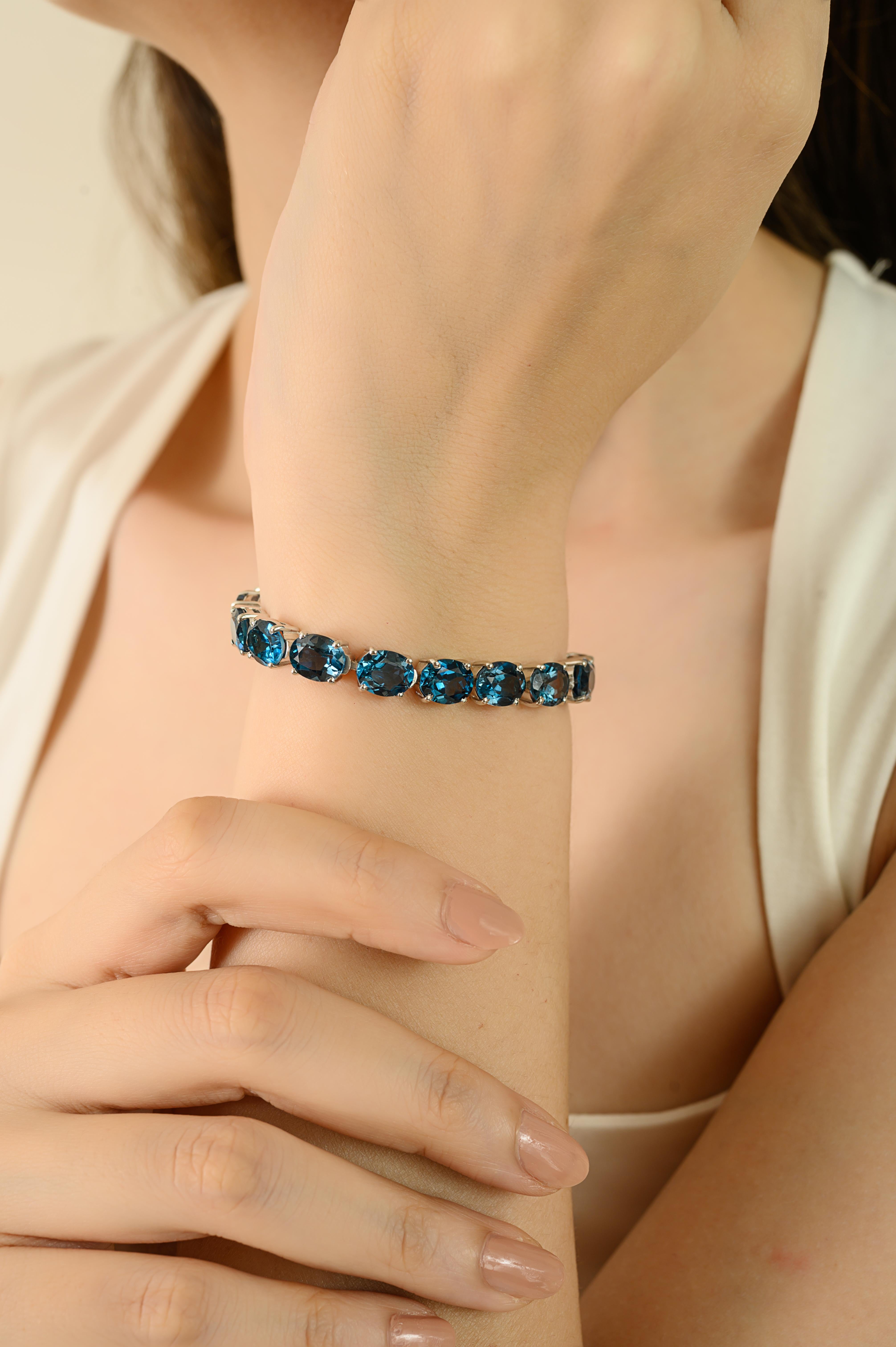 Donna 42,45 carati di topazio blu taglio ovale naturale Bracciale classico in argento 925 Regalo per lei in vendita