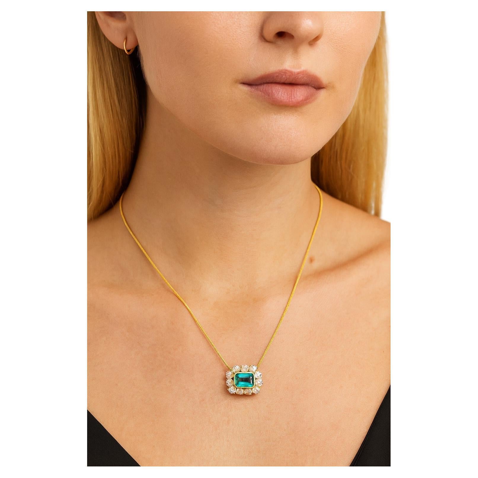 4,25 Karat antiker Smaragd und Diamant Halo Anhänger Halskette in 18k Gelbgold (Smaragdschliff) im Angebot