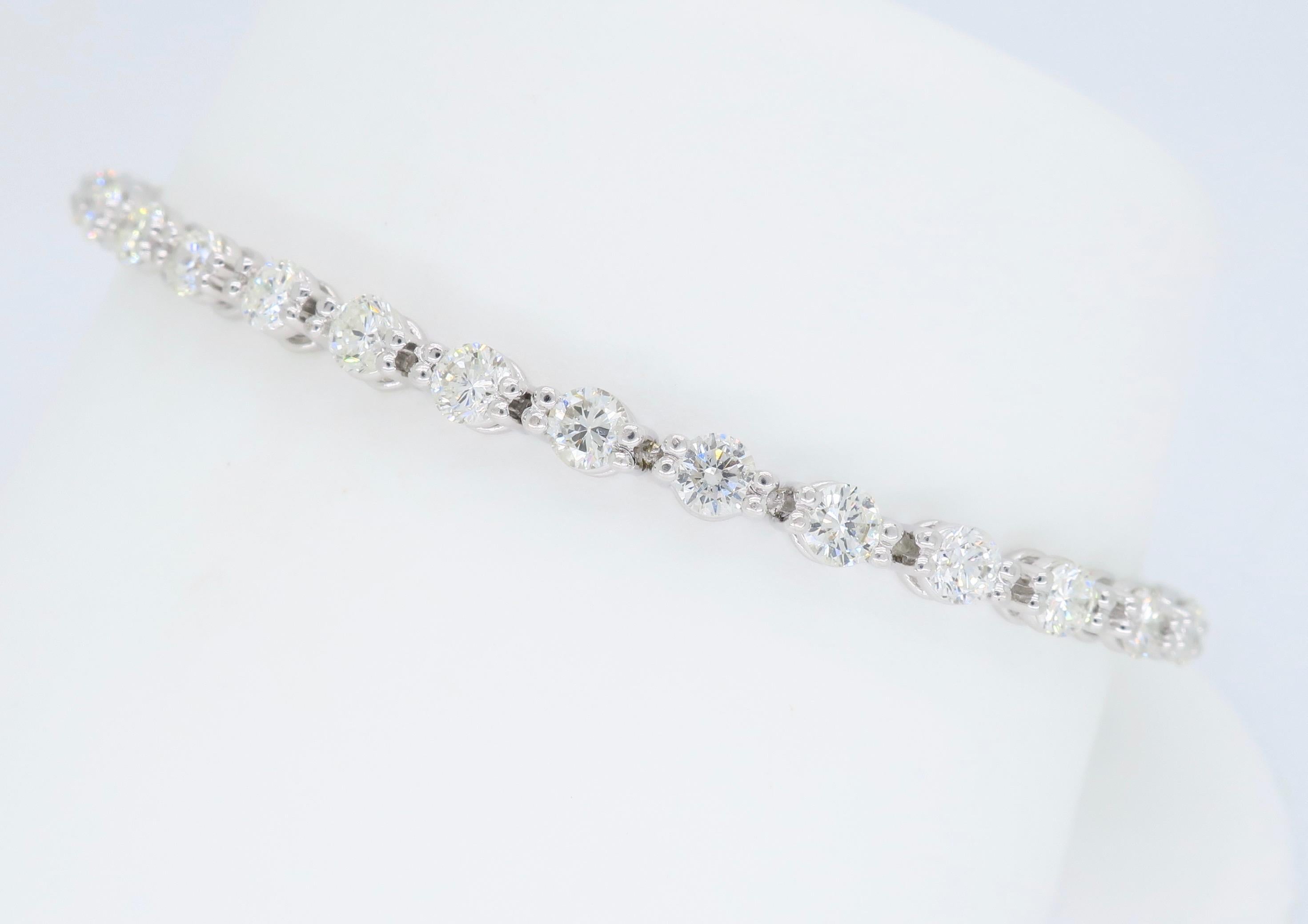 4.25 Carat Diamond White Gold Tennis Bracelet  In Excellent Condition In Webster, NY
