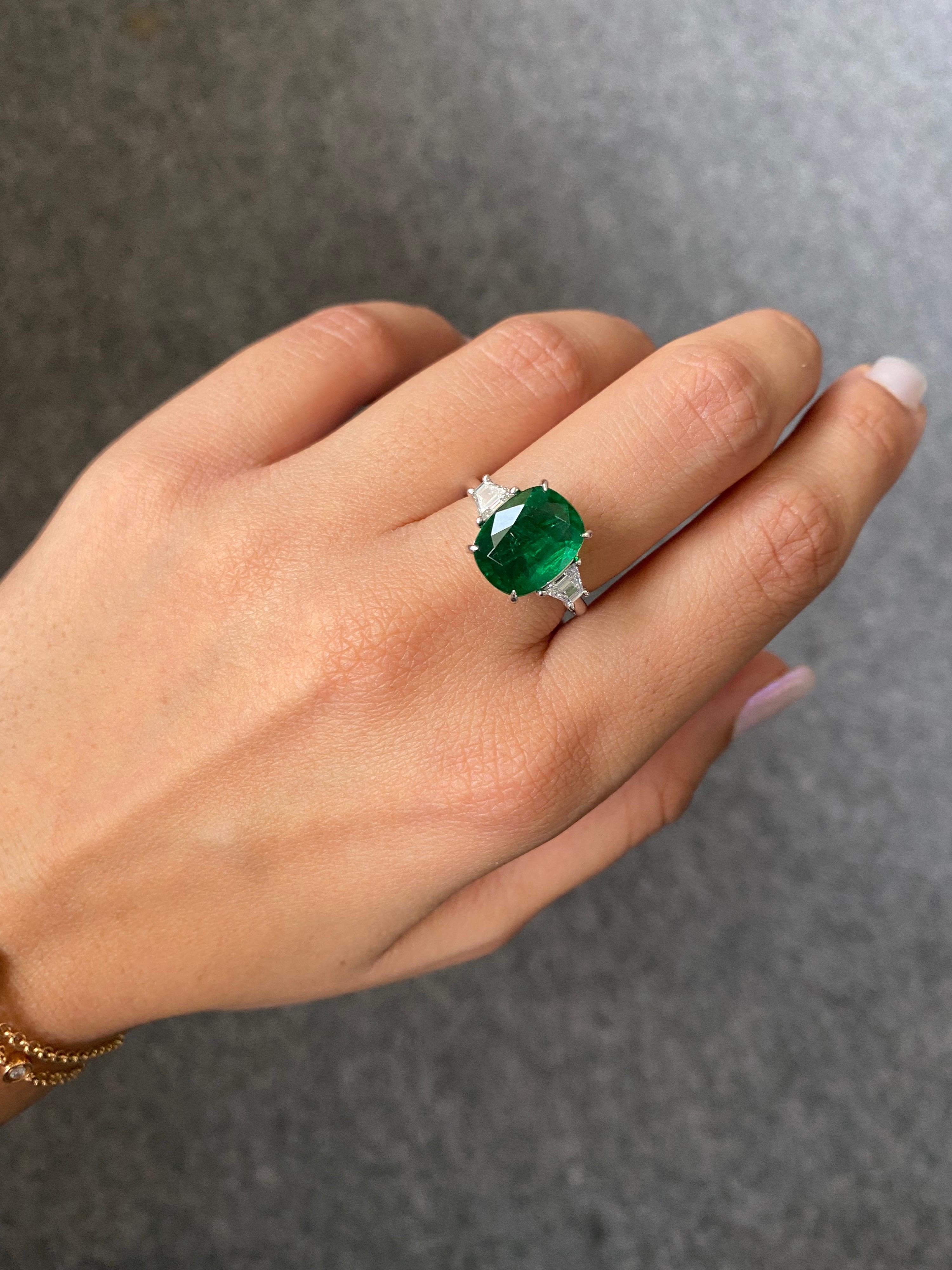 4.25 Carat Emerald and Diamond Three-Stone Engagement Ring In New Condition In Bangkok, Thailand