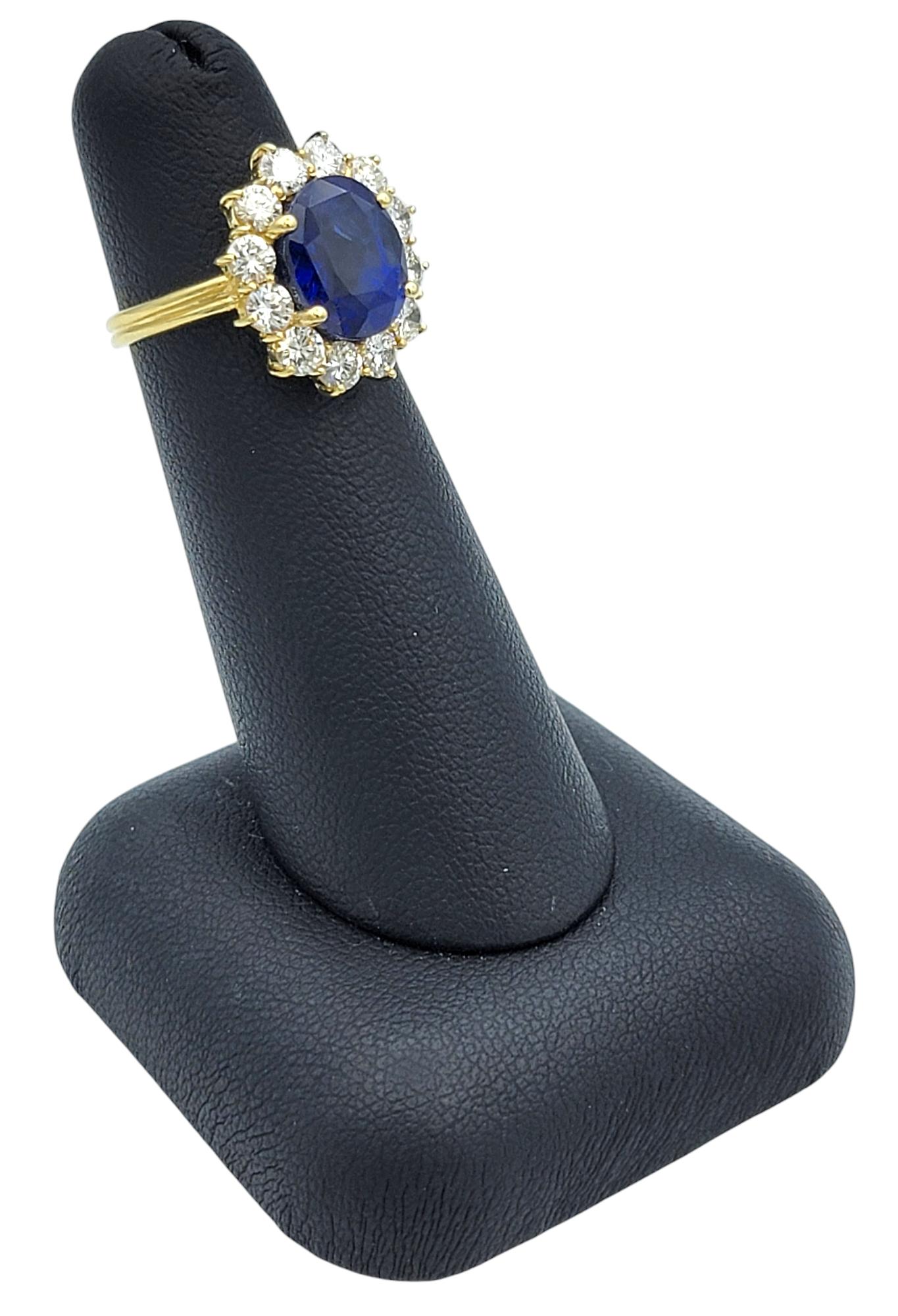 Anillo de Cóctel Halo de Zafiro de Madagascar y Diamantes de 4,25 Quilates Oro Amarillo de 18 Kilates en venta 4