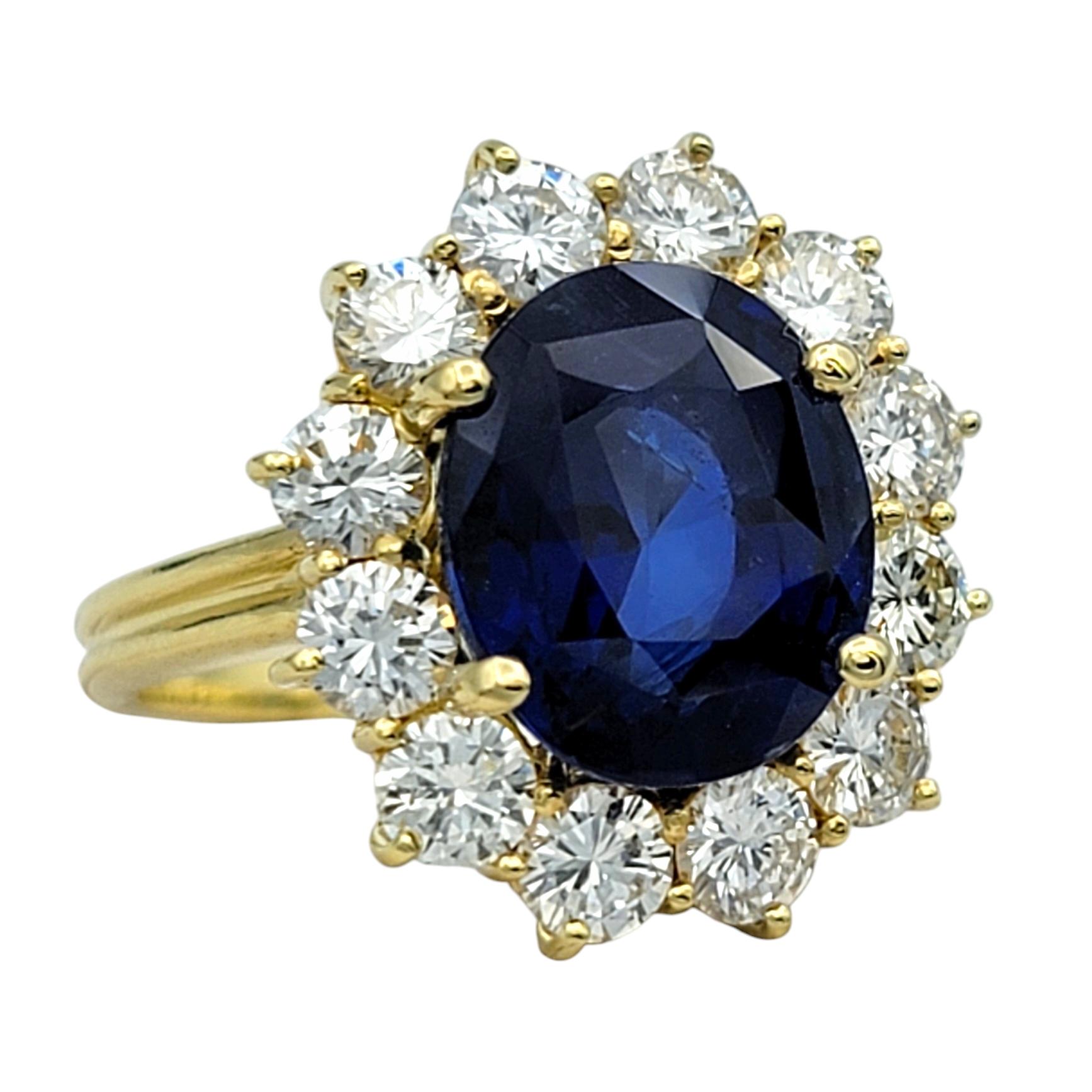 Tamaño del anillo: 4.5 

Este impresionante anillo de zafiro de Madagascar y diamantes es una obra maestra del diseño de joyería fina, que destila elegancia y sofisticación. En el corazón del anillo hay un vívido zafiro azul de forma ovalada de 4,25