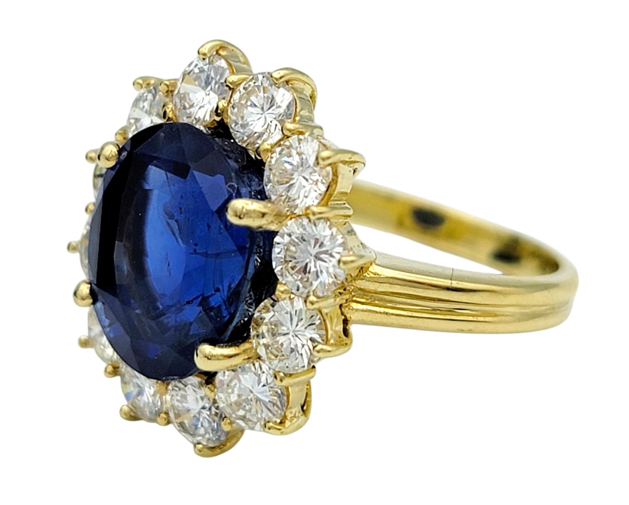 Anillo de Cóctel Halo de Zafiro de Madagascar y Diamantes de 4,25 Quilates Oro Amarillo de 18 Kilates Corte oval en venta