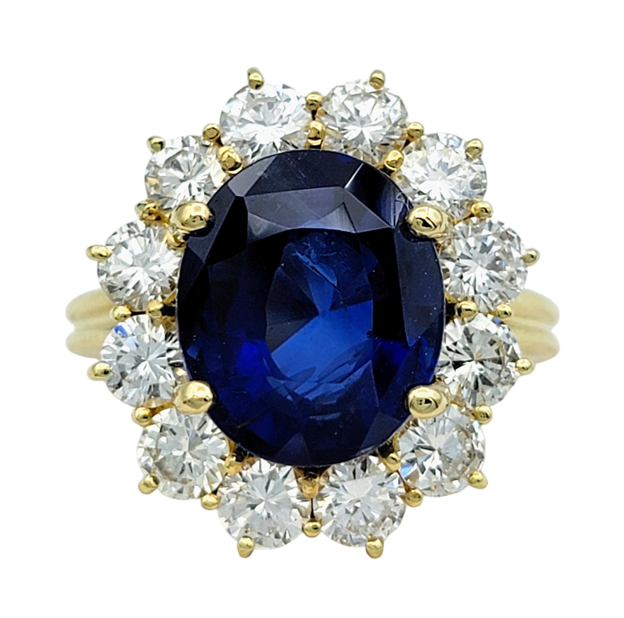 Anillo de Cóctel Halo de Zafiro de Madagascar y Diamantes de 4,25 Quilates Oro Amarillo de 18 Kilates en Bueno estado para la venta en Scottsdale, AZ