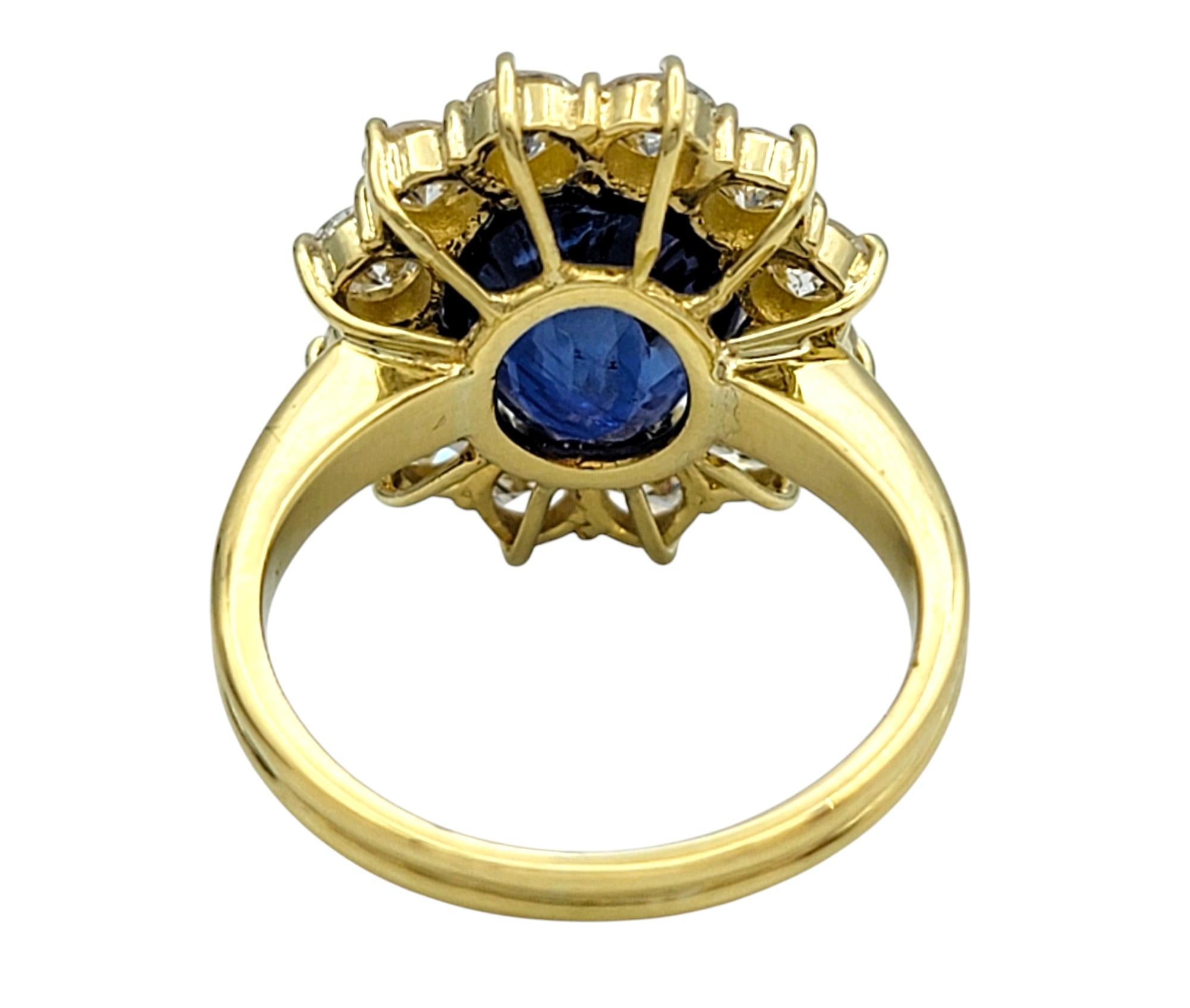 Anillo de Cóctel Halo de Zafiro de Madagascar y Diamantes de 4,25 Quilates Oro Amarillo de 18 Kilates en venta 1