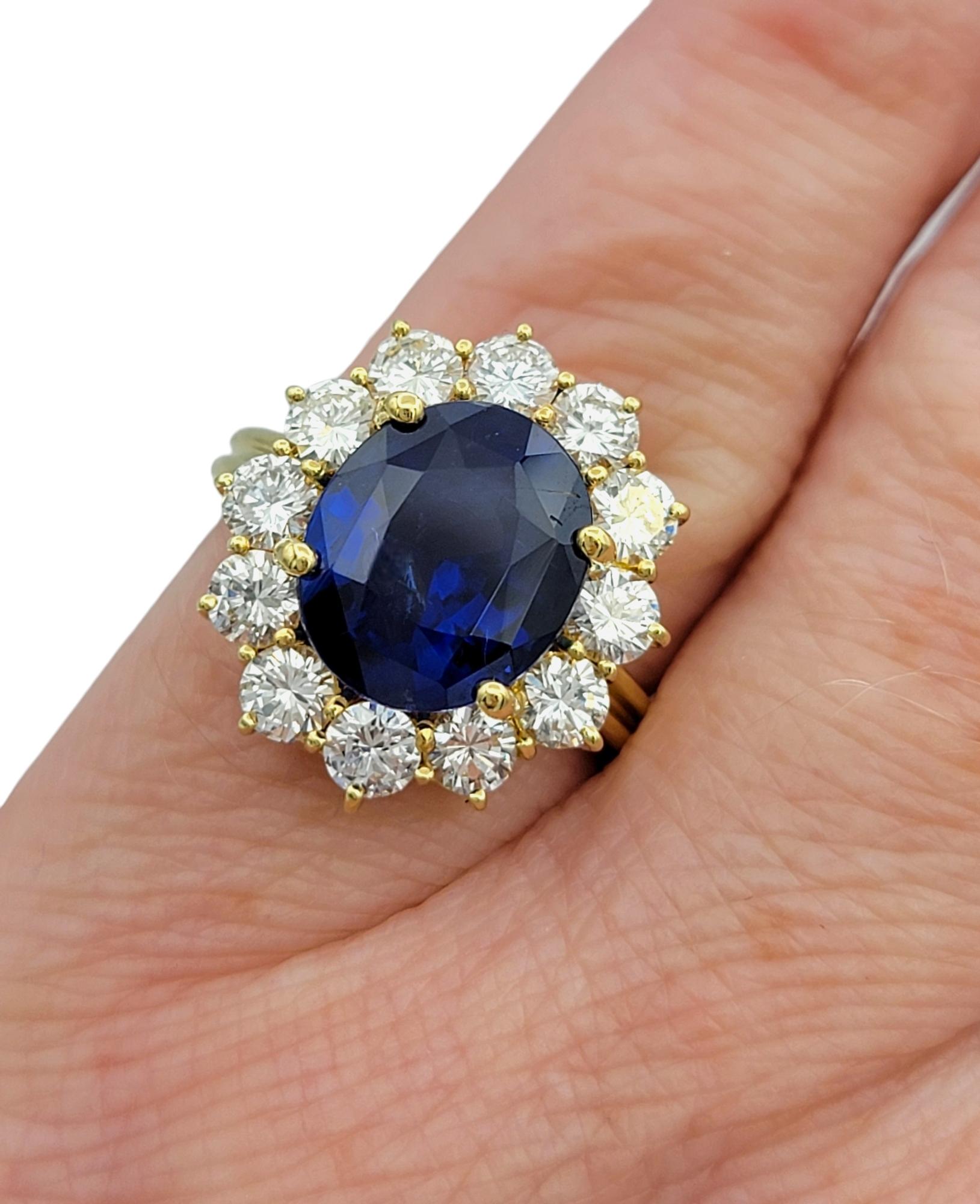 Anillo de Cóctel Halo de Zafiro de Madagascar y Diamantes de 4,25 Quilates Oro Amarillo de 18 Kilates en venta 2