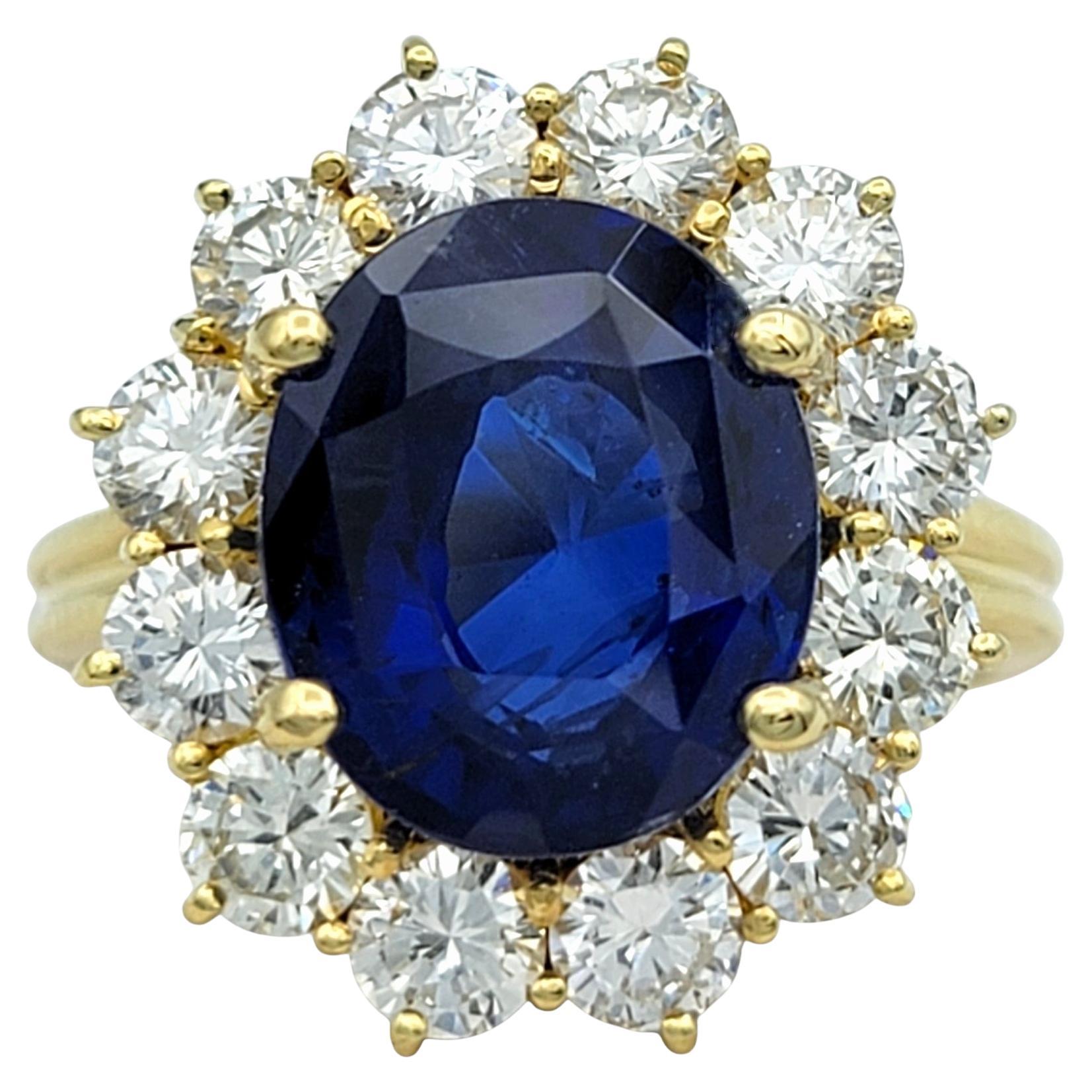 Anillo de Cóctel Halo de Zafiro de Madagascar y Diamantes de 4,25 Quilates Oro Amarillo de 18 Kilates en venta