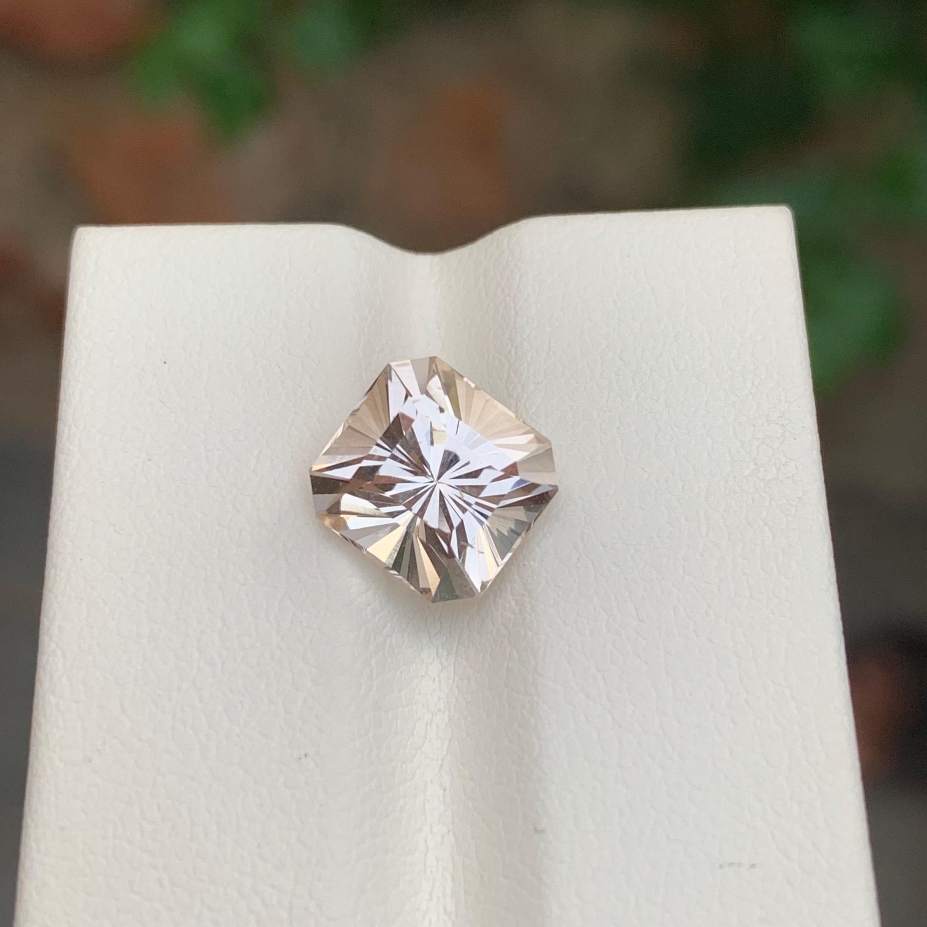Facettierter Goldtopas

Gewicht: 4,25 Karat
Abmessungen: 9.2 x 8.7 x 7.1 Mm
Herkunft: Skardu, Pakistan
Die Form: Quadratisch 
Farbe; Golden
Behandlung: Nicht
Zertifikat: Auf Anfrage

Goldener Topas ist ein strahlender Edelstein, der für seine