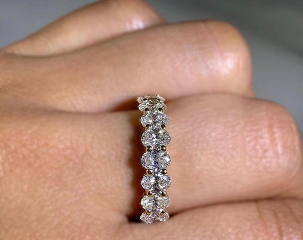 En venta: 4,25 quilates Diamante talla oval Eternidad Anillo Compartido Garra Certificada  4