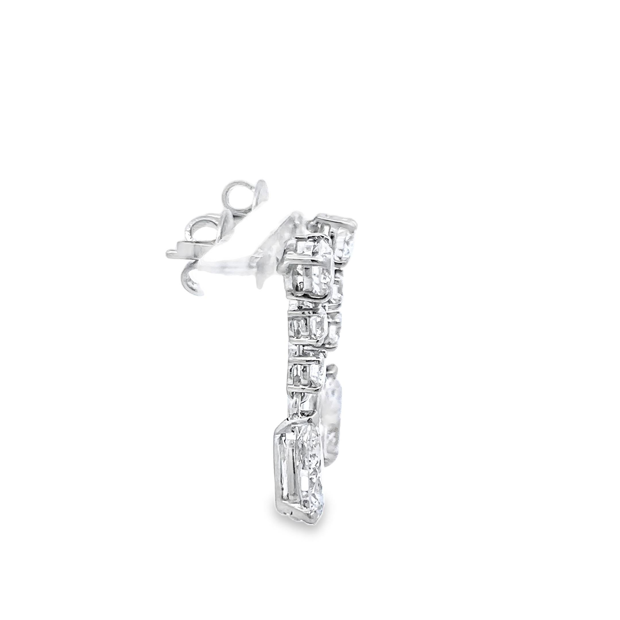 Taglio rotondo Orecchini a goccia in platino con pera e diamante tondo brillante J SI da 4,25 carati in vendita