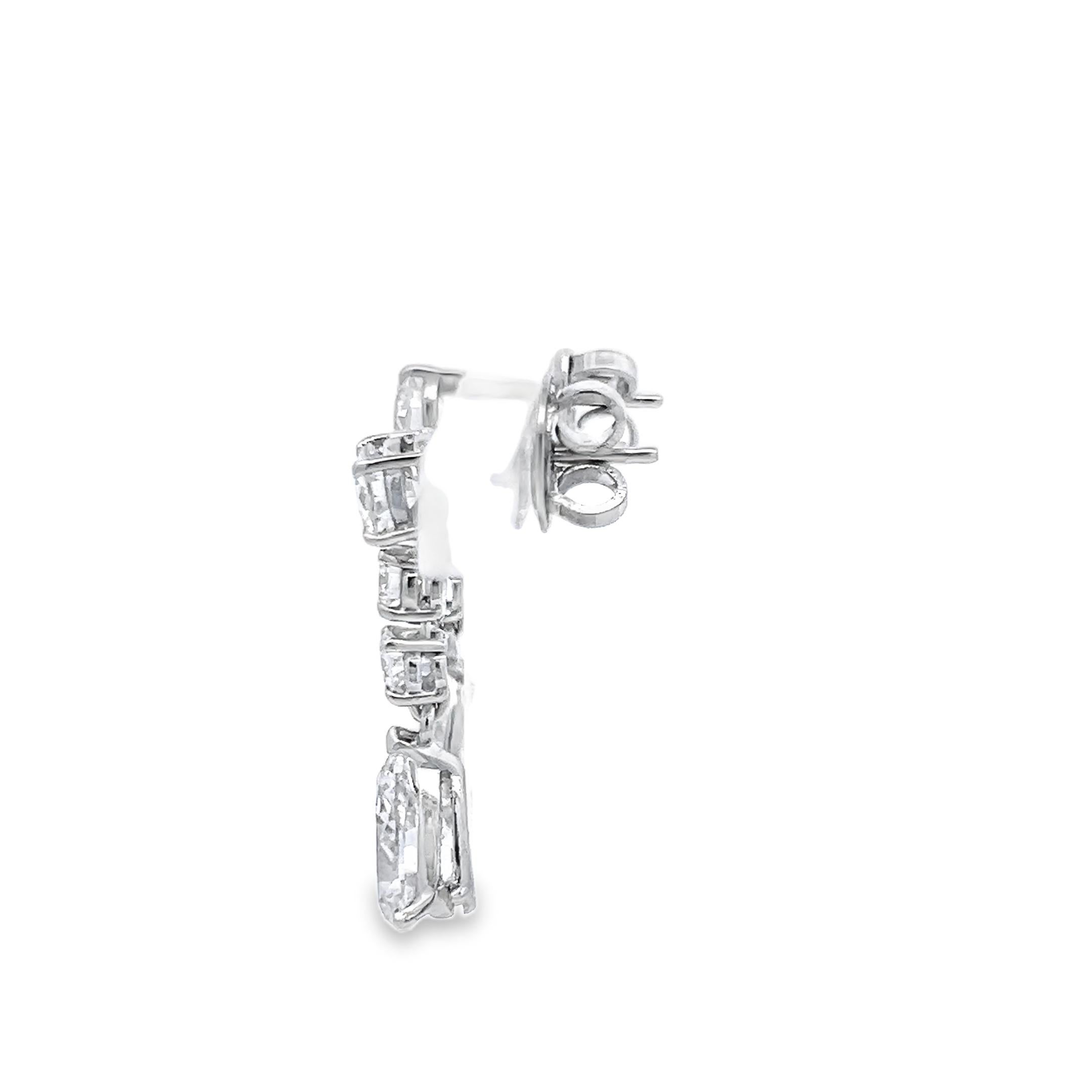 Donna Orecchini a goccia in platino con pera e diamante tondo brillante J SI da 4,25 carati in vendita