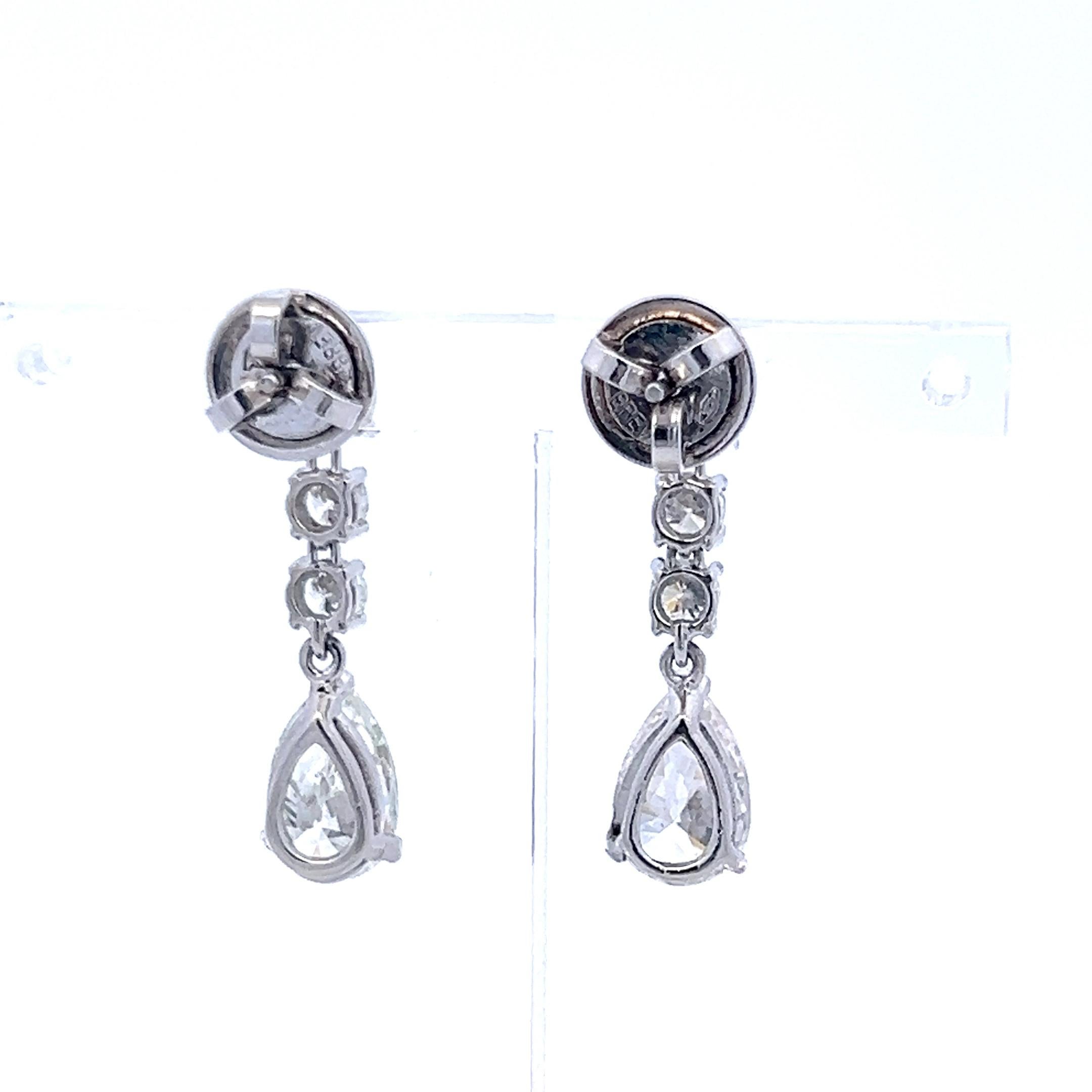 Orecchini a goccia in platino con pera e diamante tondo brillante J SI da 4,25 carati in vendita 3