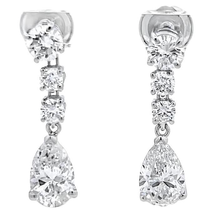 Orecchini a goccia in platino con pera e diamante tondo brillante J SI da 4,25 carati