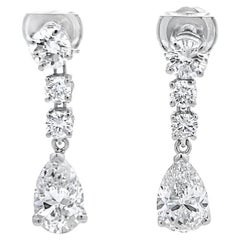 Orecchini a goccia in platino con pera e diamante tondo brillante J SI da 4,25 carati