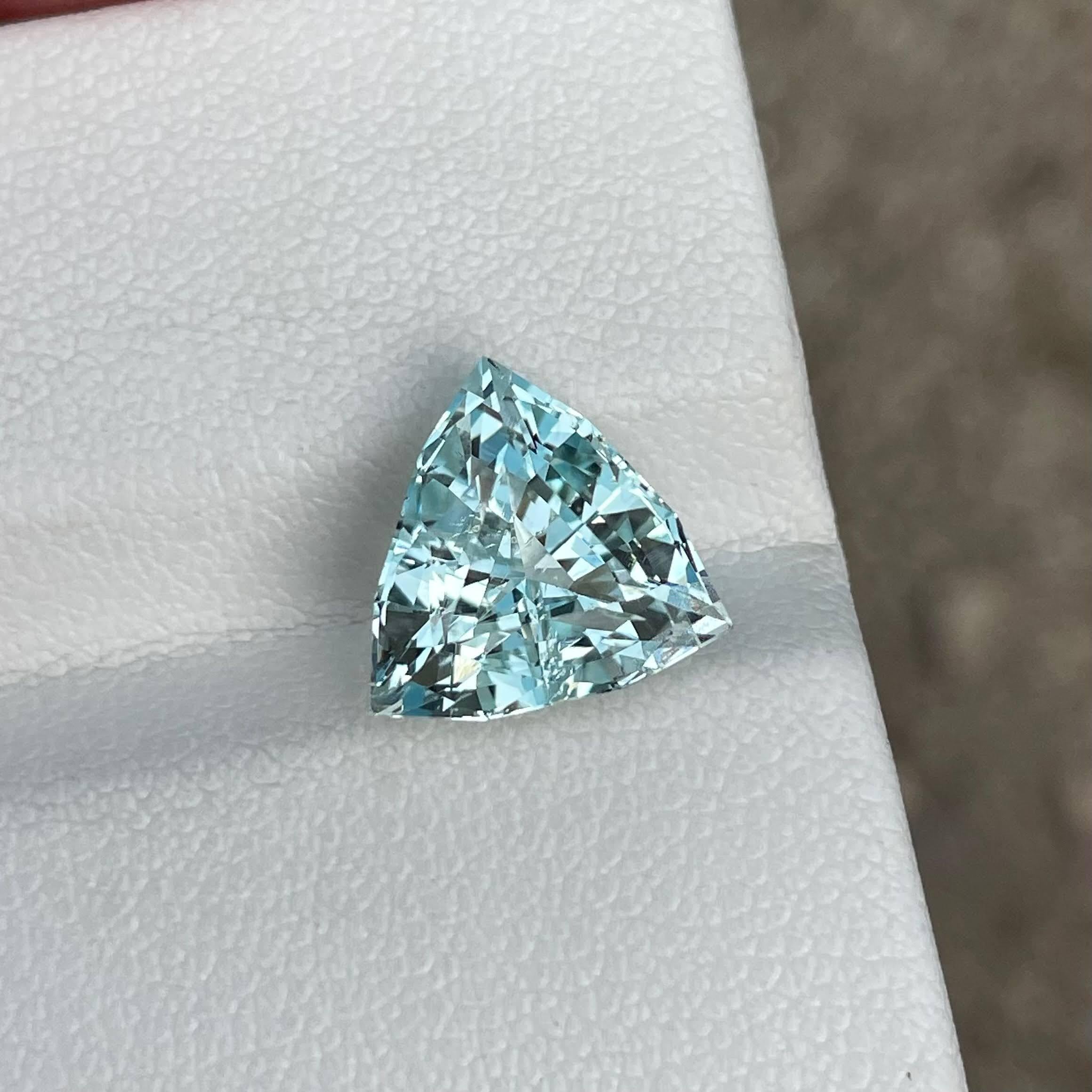 Taille trillion 4.25 Carats Fine Sea Blue Loose Aquamarine Stone Trilliant Cut Nigerian Gemstone en vente