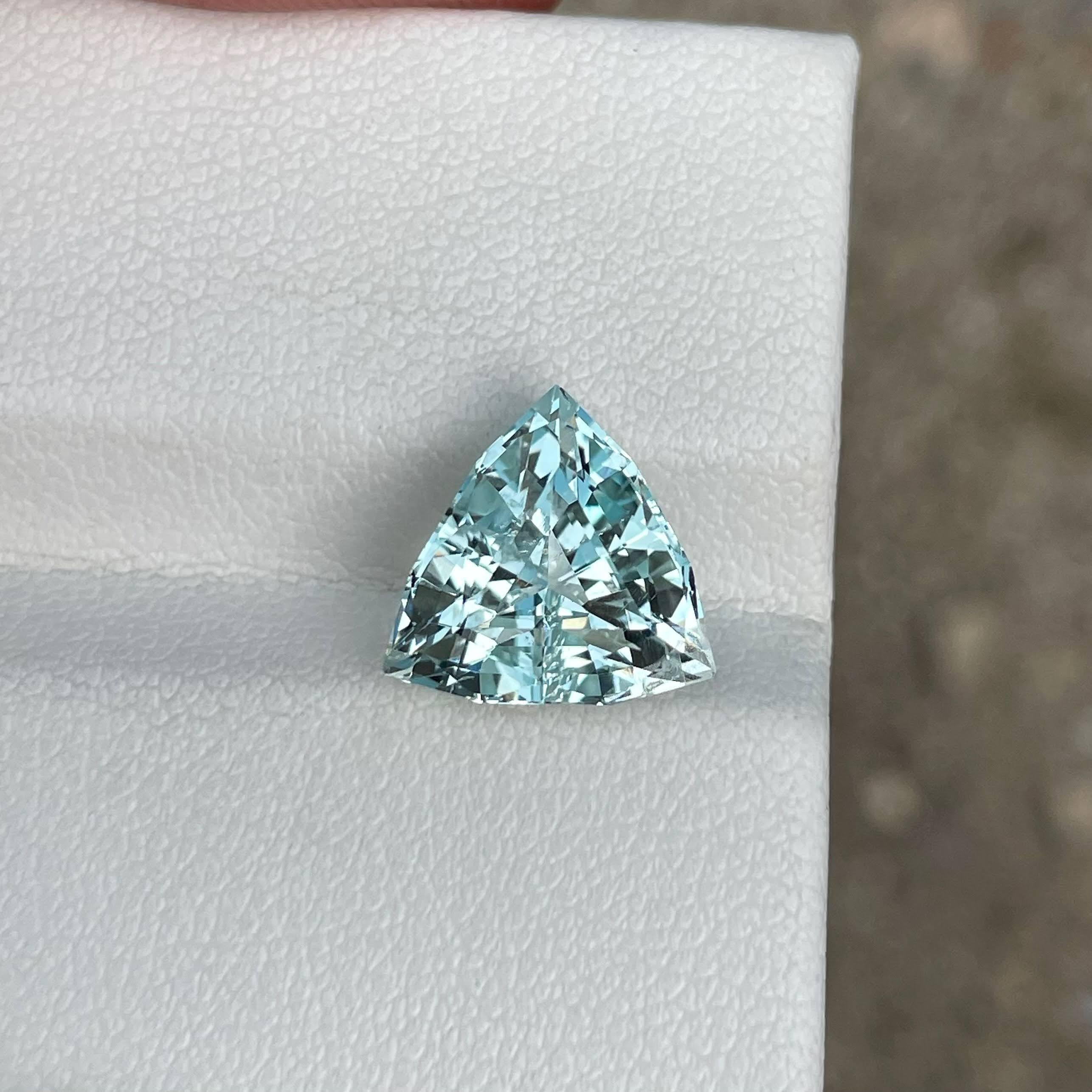 4.25 Carats Fine Sea Blue Loose Aquamarine Stone Trilliant Cut Nigerian Gemstone In New Condition For Sale In Bangkok, TH