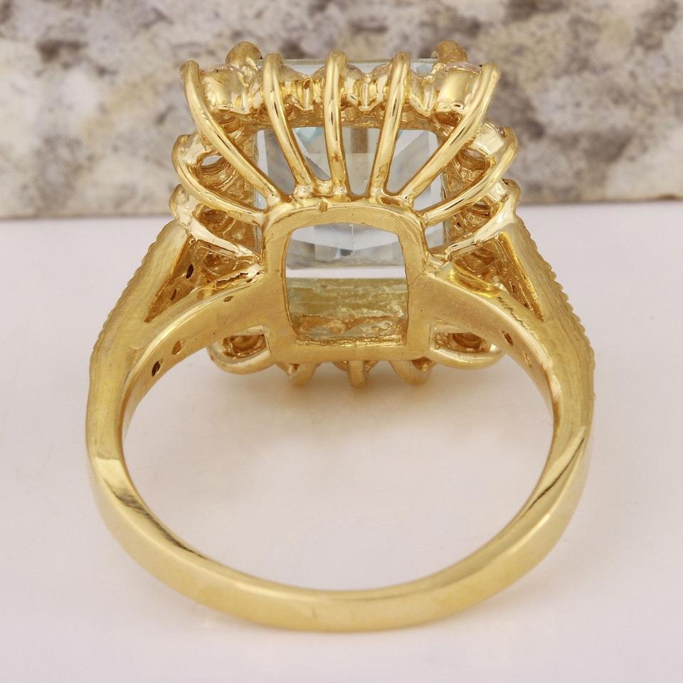 4.25 Carat Natural Aquamarine and Diamond 14 Karat Solid Yellow Gold Ring In New Condition For Sale In Los Angeles, CA