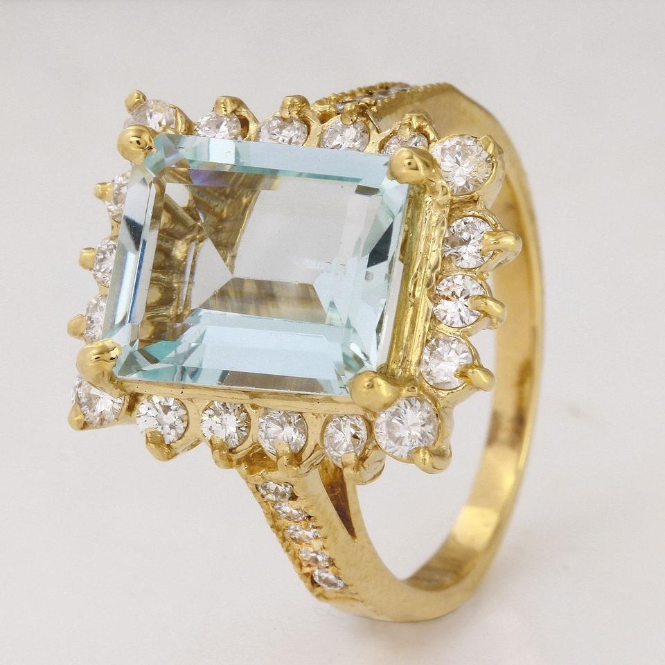 Women's 4.25 Carat Natural Aquamarine and Diamond 14 Karat Solid Yellow Gold Ring For Sale