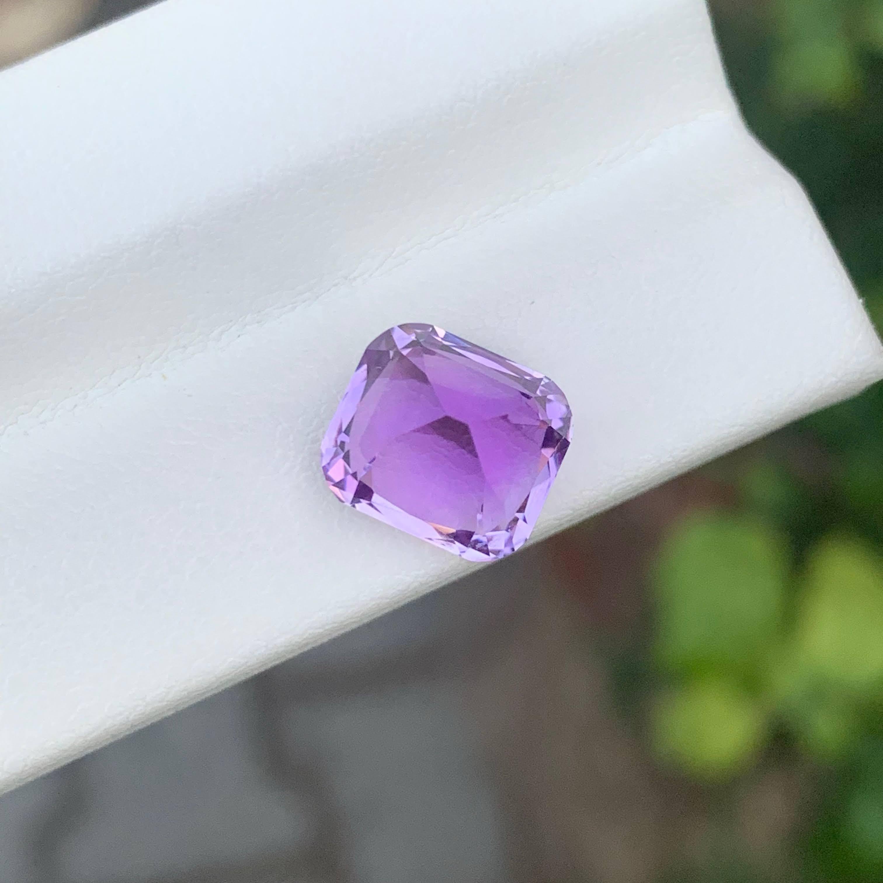 Moderne 4.25 carats Purple Amethyst Stone Cushion Cut Natural Brazilian Gemstone (Améthyste violette taillée en coussin) en vente