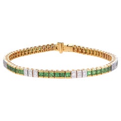 4,25 carati di diamanti di tsavorite verde incastonati in un braccialetto d'oro giallo 14K