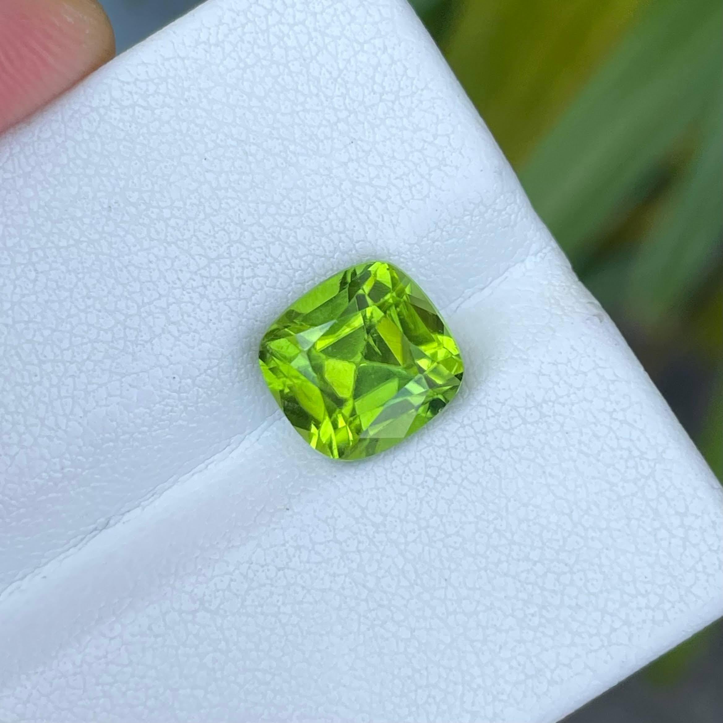 Poids 4,25 carats 
Dimensions 9,65x9,20x6,60 mm
Traitement aucun 
Origine : Pakistan 
Clarté VVS
Coussin de forme 
Coupe fantaisie coussin 





La pierre péridot vert tendre de 4,25 carats, qui présente une taille coussin captivante, est un