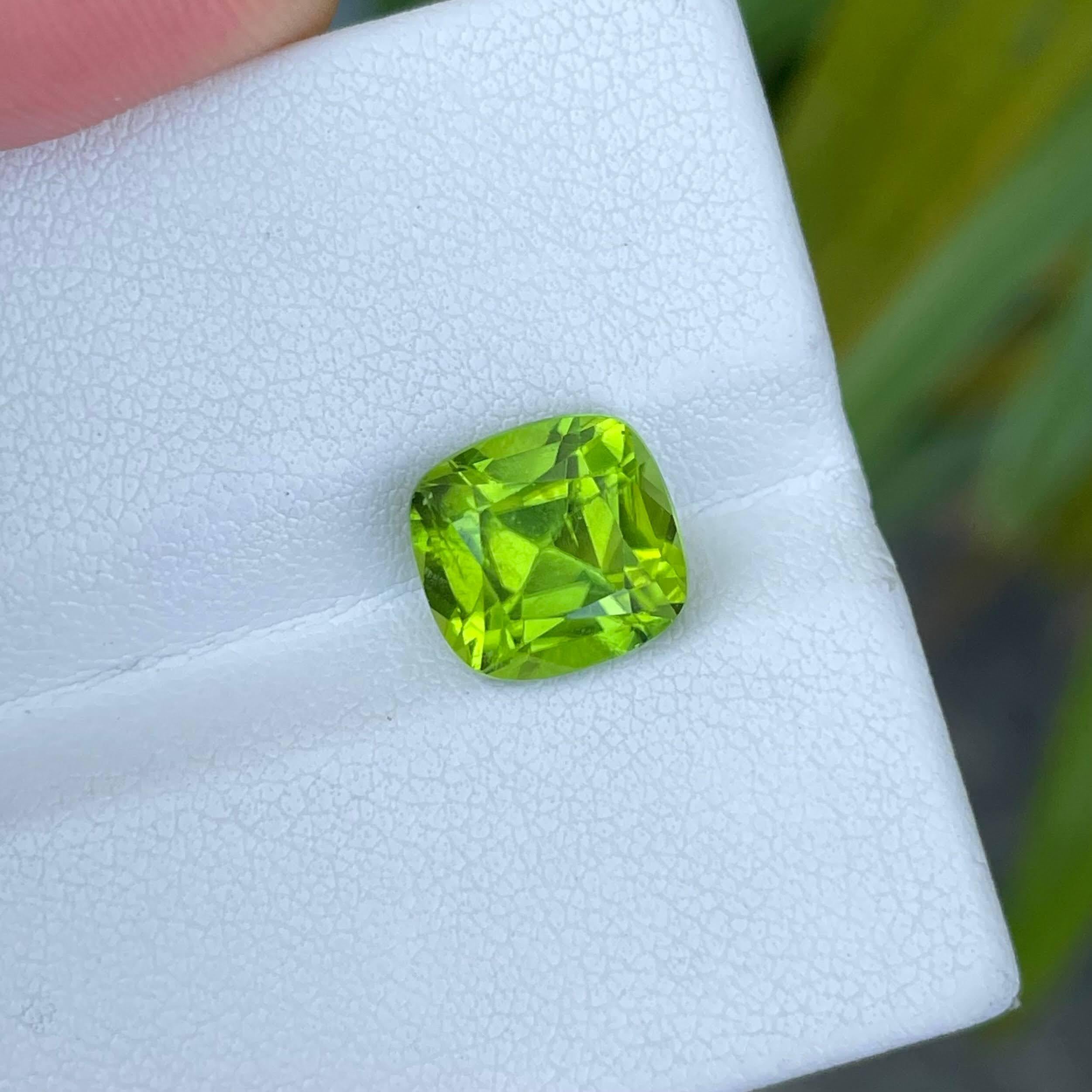 Modern 4.25 carats Soft Green Peridot Stone Cushion Cut Natural Pakistani Gemstone For Sale