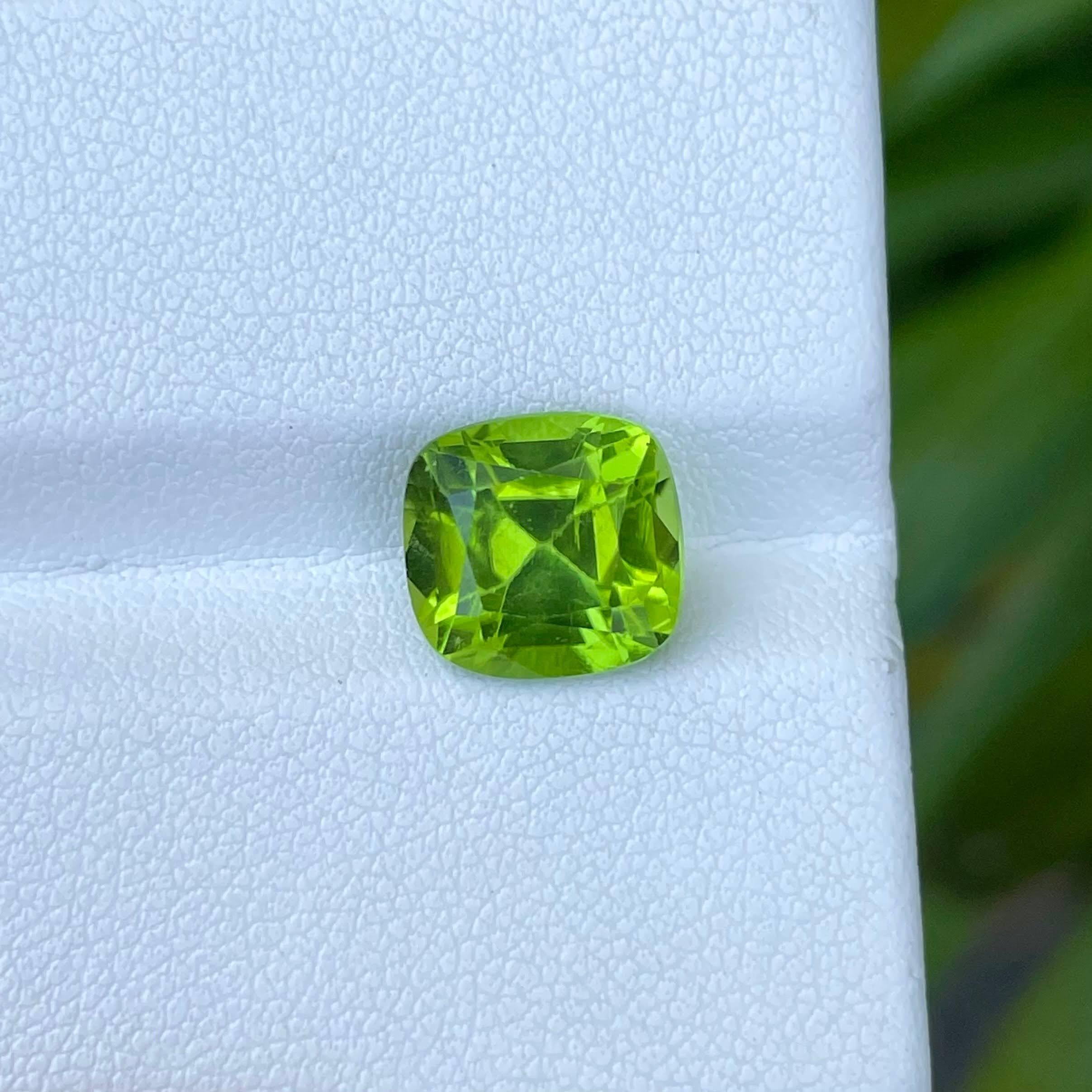 4.25 carats Soft Green Peridot Stone Cushion Cut Natural Pakistani Gemstone In New Condition For Sale In Bangkok, TH