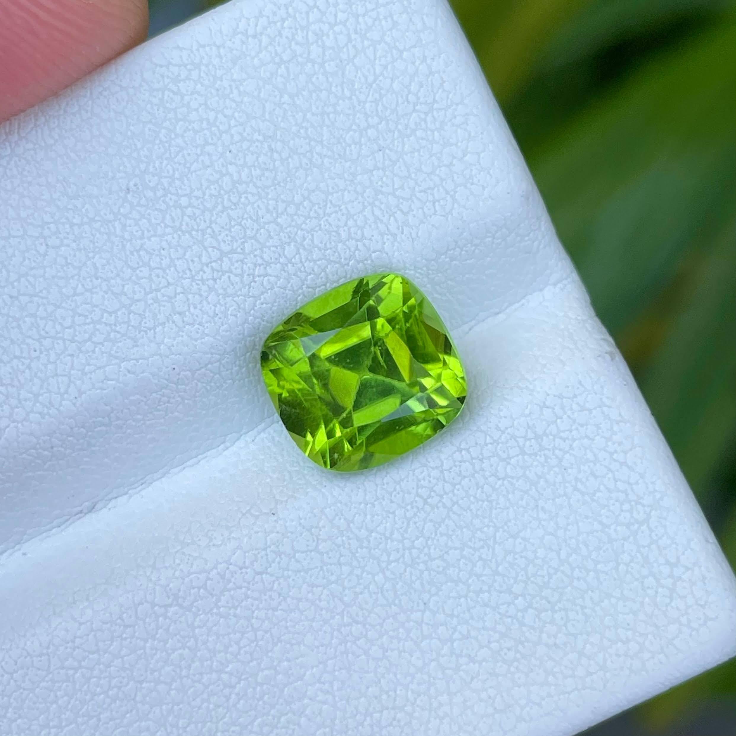 Women's or Men's 4.25 carats Soft Green Peridot Stone Cushion Cut Natural Pakistani Gemstone For Sale