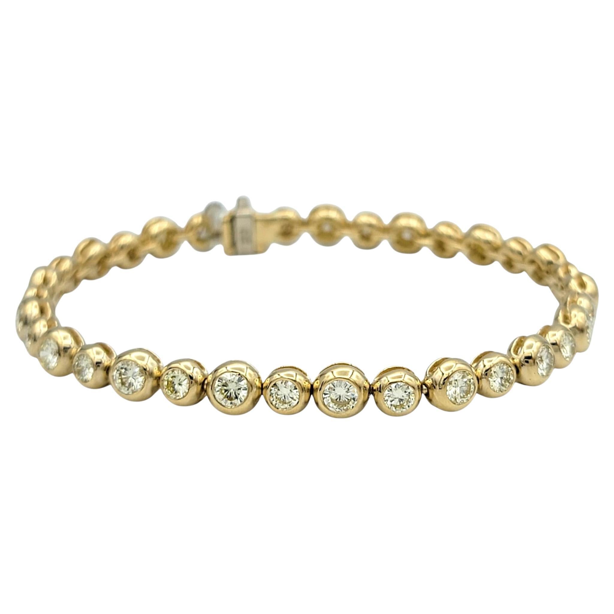 Pulsera de tenis de diamantes redondos engastados en bisel de 4,25 quilates en total Oro amarillo de 14 quilates