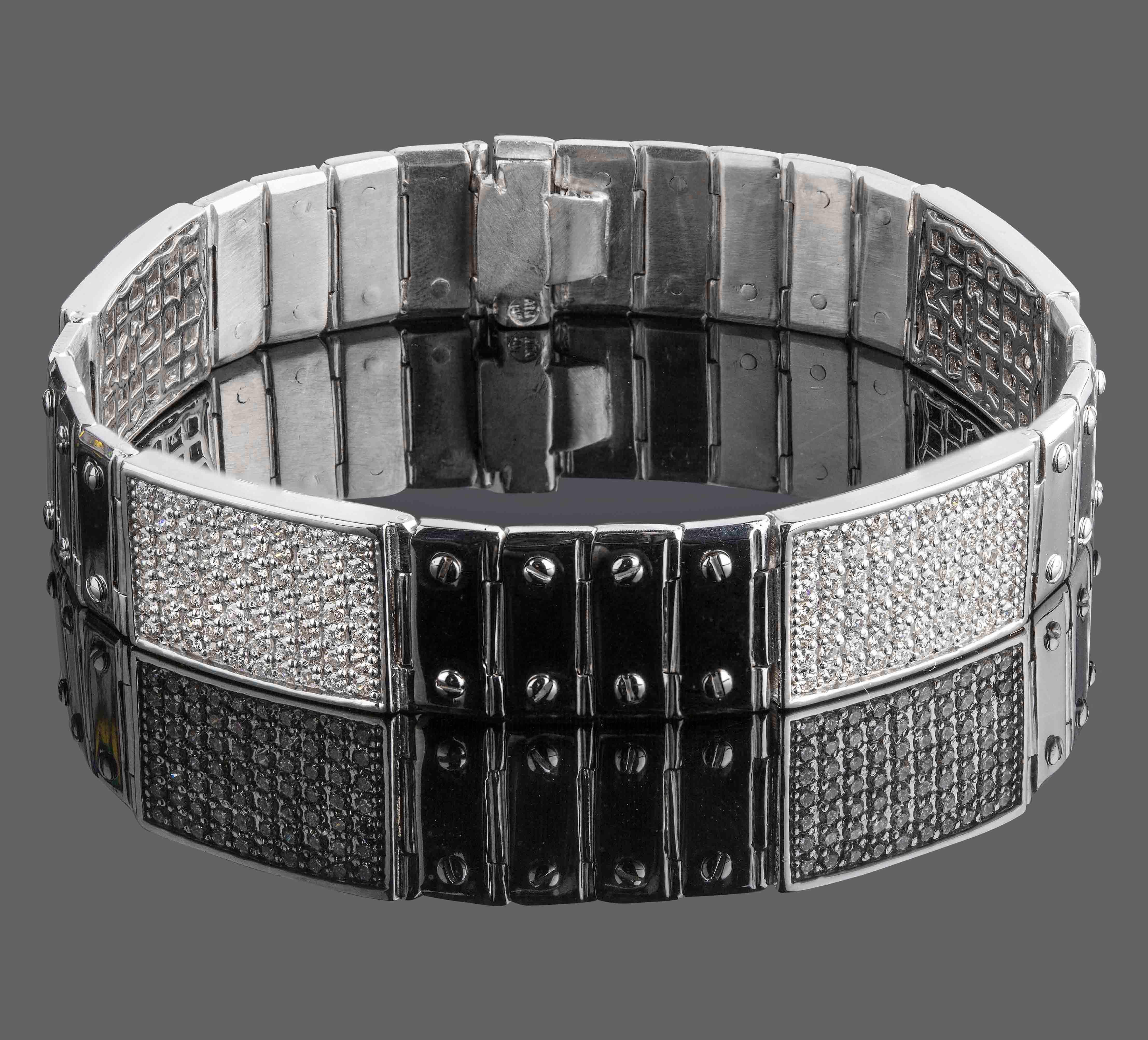 Fabriqué à la main en or jaune 14 carats massif, ce superbe bracelet présente quatre plaques incrustées de diamants, chacune mesurant 14 x 21 mm, ornées de diamants de taille ronde de couleur G/H et de pureté VS/SI, sertis en pavé brillant. Les
