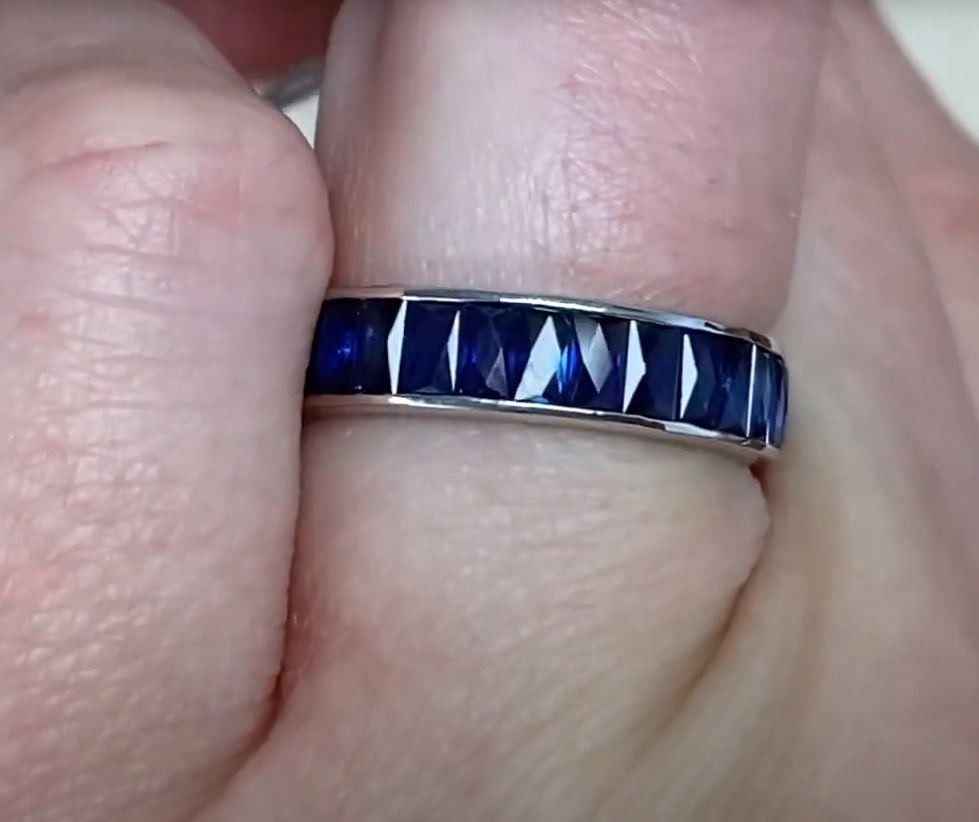 4,25ct French Cut Sapphire Eternity Band Ring, Platin im Zustand „Hervorragend“ im Angebot in New York, NY