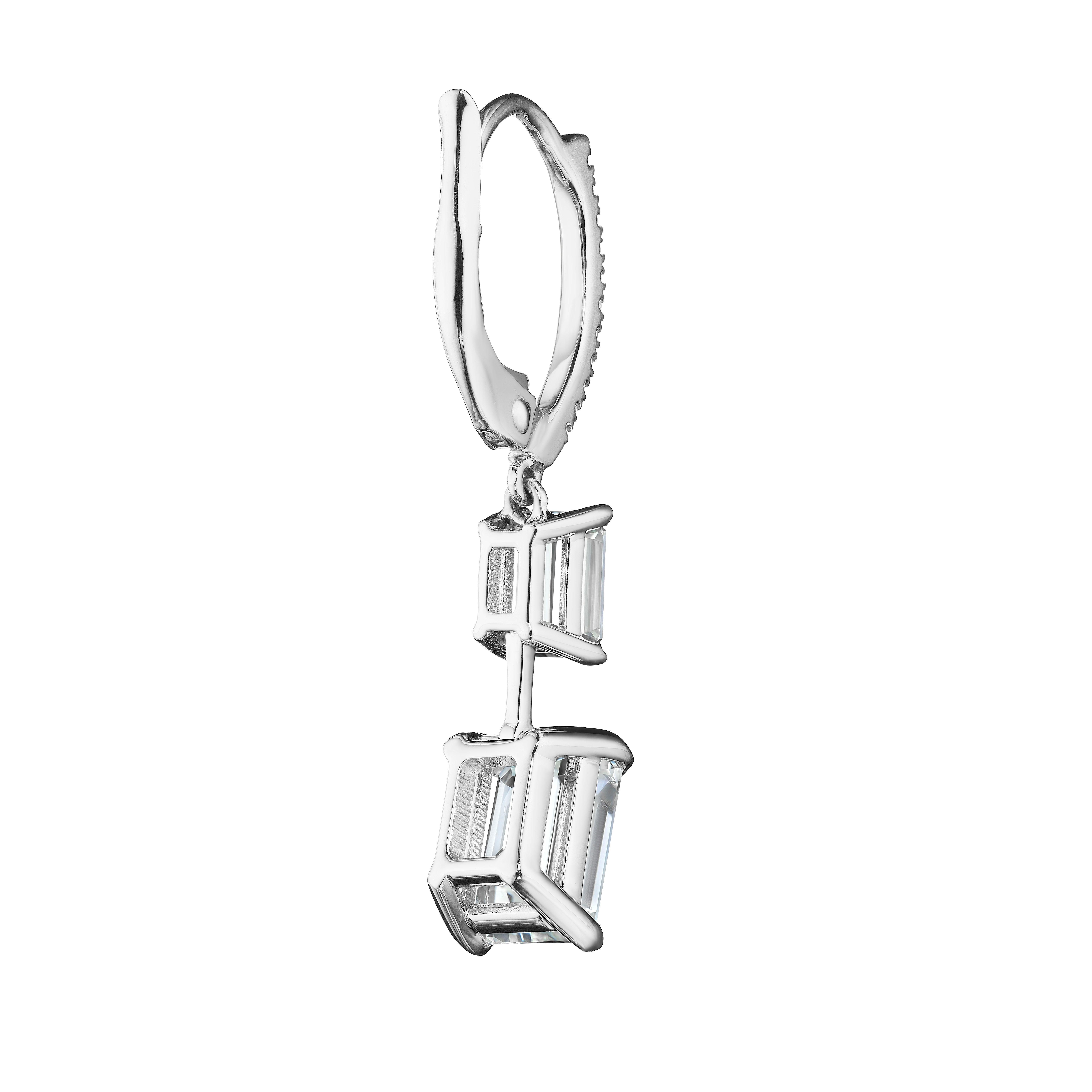 4,25 Karat GIA-zertifizierte Diamant-Ohrringe mit Smaragdschliff aus 18KT Gold (Moderne) im Angebot