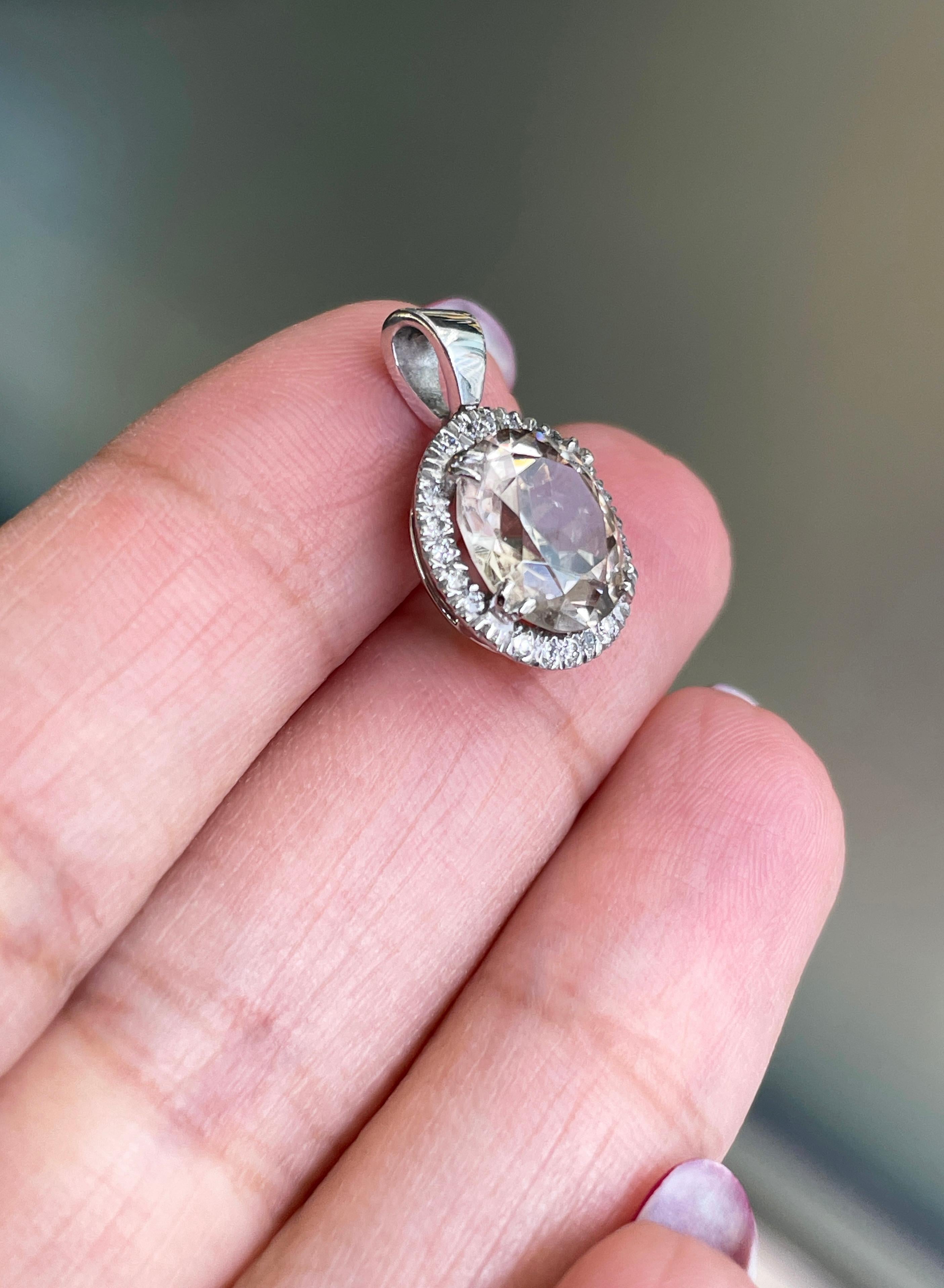 Taglio rotondo Ciondolo a grappolo con zircone e diamante in oro bianco 18 carati da 4,25 ct. in vendita
