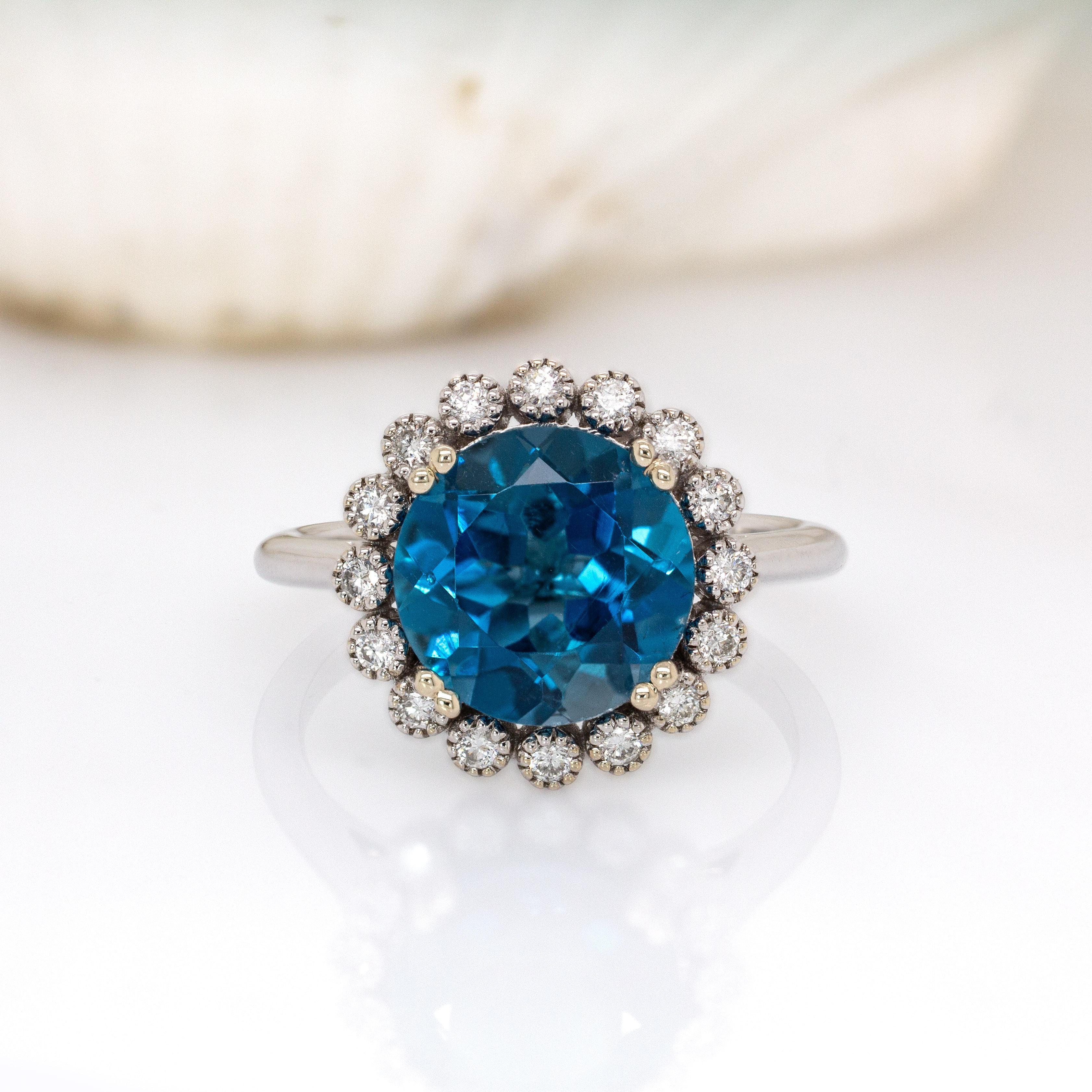 Contemporain 4.25cts, 10mm London Blue Topaz w Natural Diamond Halo Ring en or blanc 14K en vente