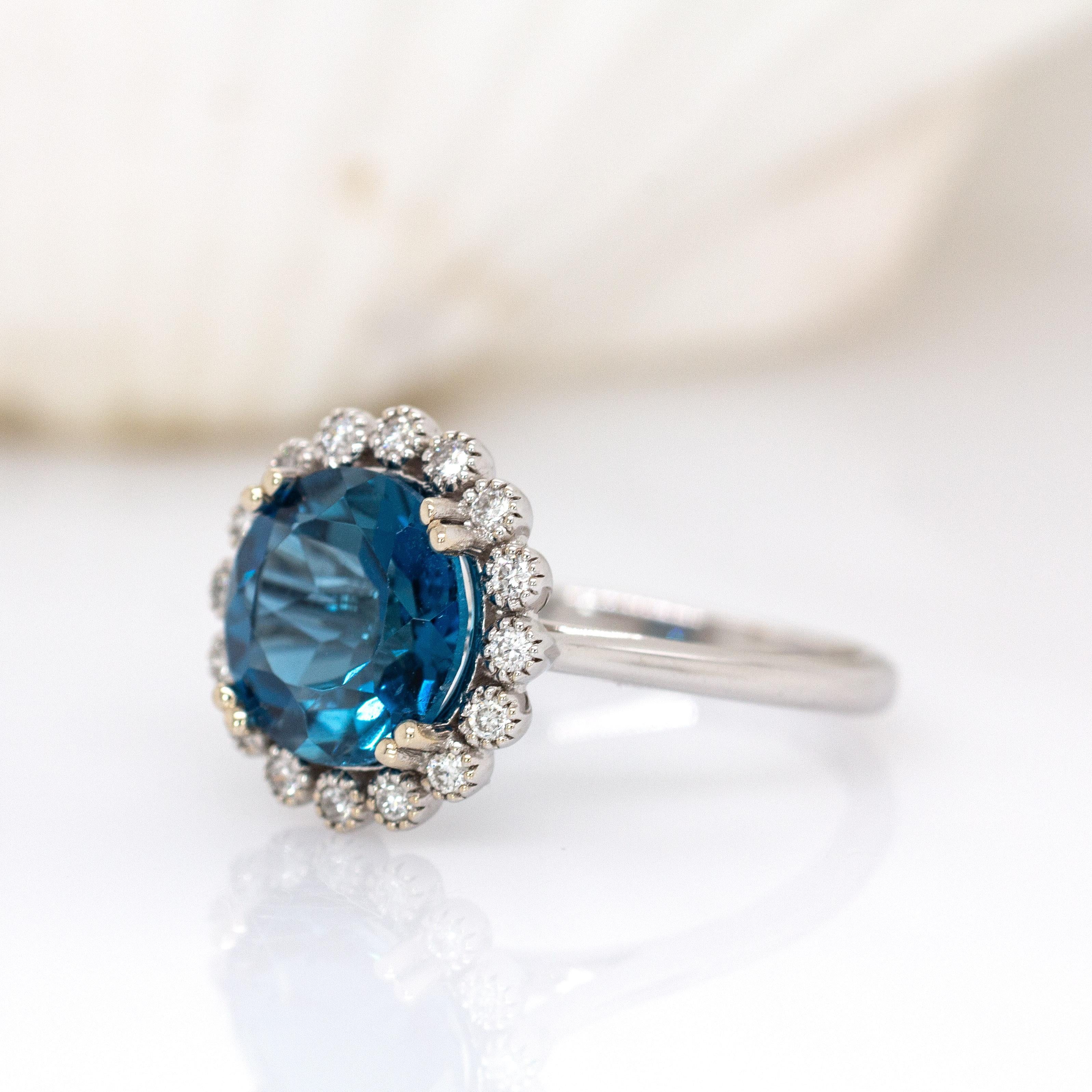 Taille ronde 4.25cts, 10mm London Blue Topaz w Natural Diamond Halo Ring en or blanc 14K en vente