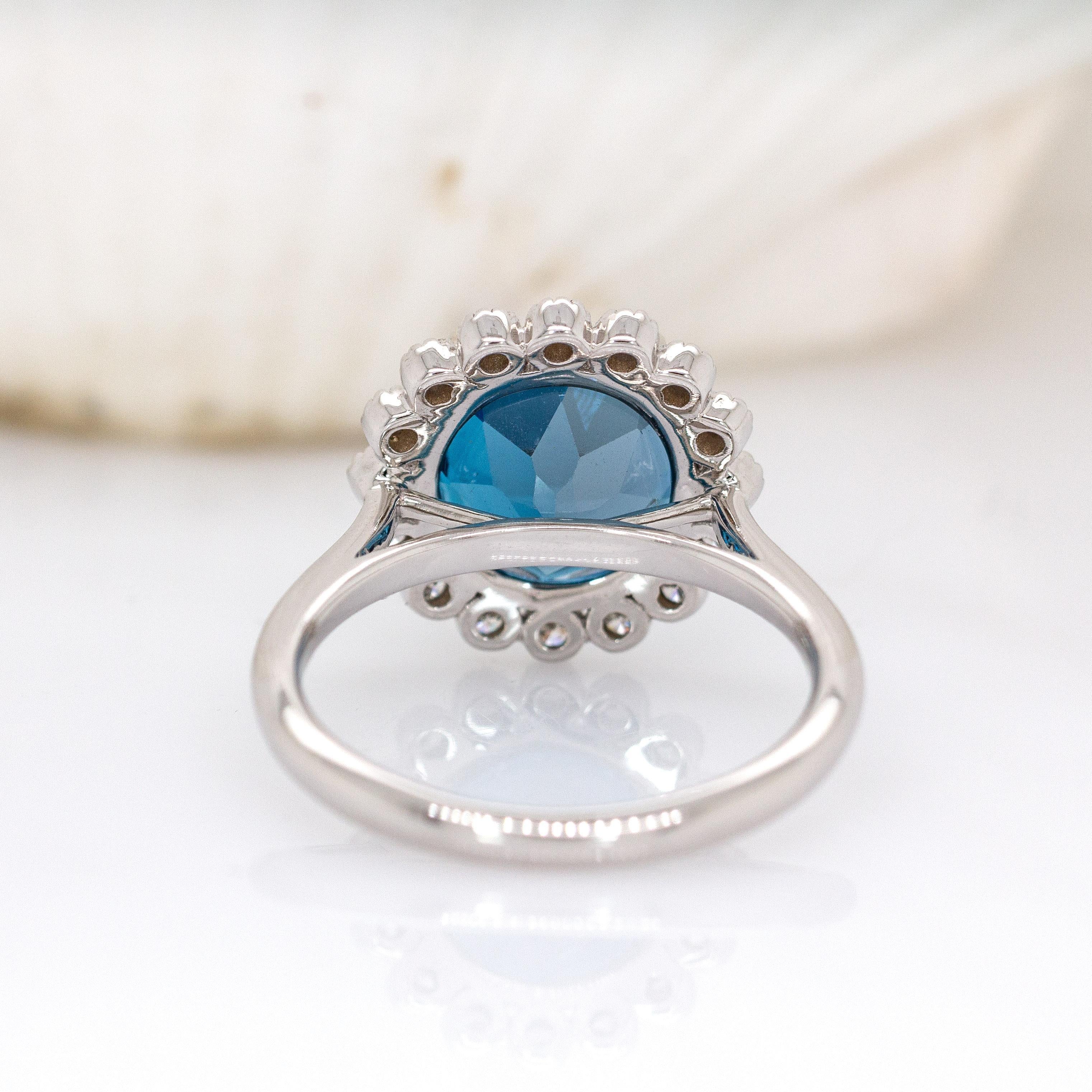 4.25cts, 10mm London Blue Topaz w Natural Diamond Halo Ring en or blanc 14K Neuf - En vente à Columbus, OH