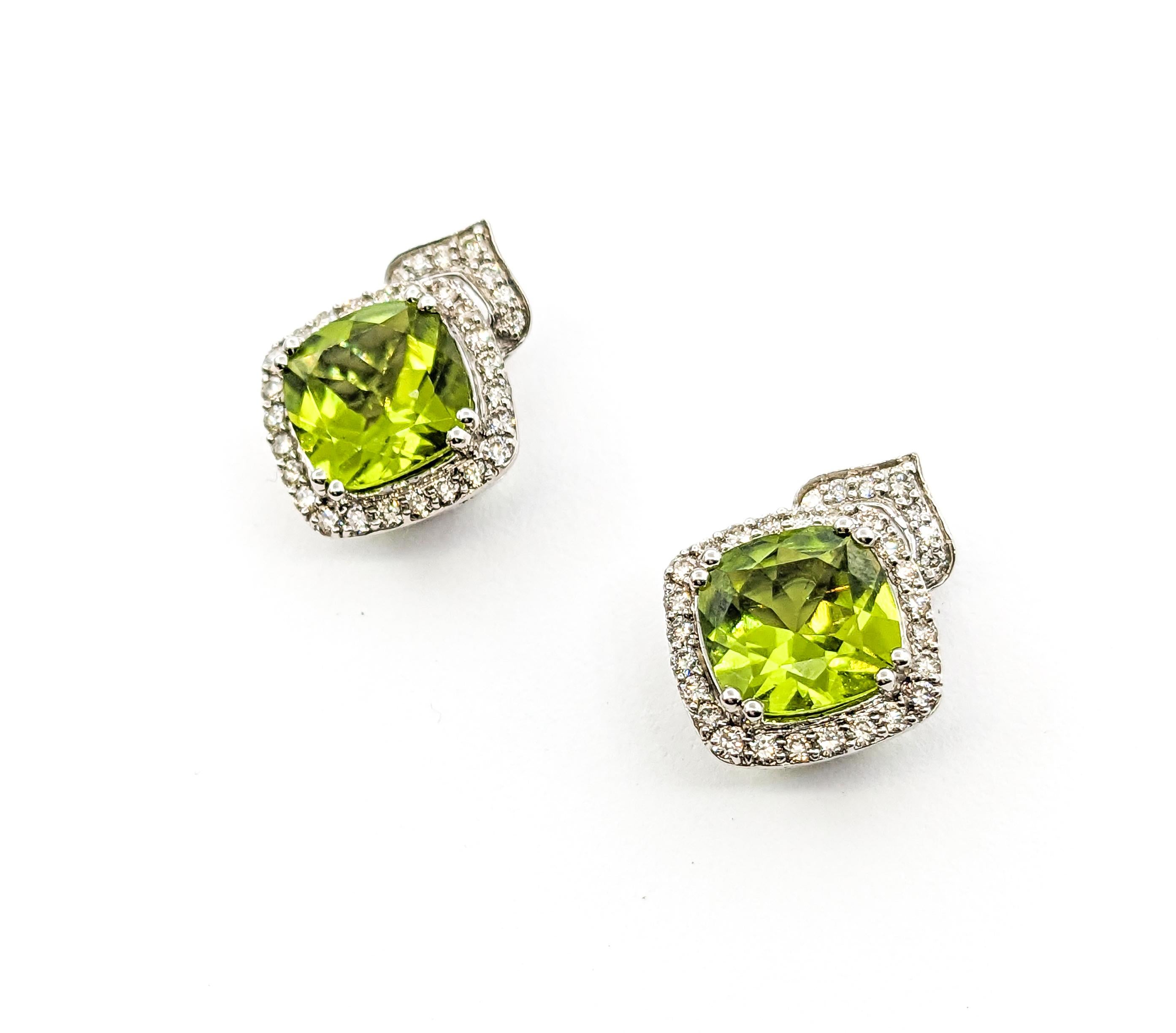 4.25ctw Peridot & Diamond Stud earrings In White Gold

These exquisite earrings, designed in 10kt white gold, boast a stunning combination of 0.50ctw diamonds and 4.25ctw peridot stones in a stud design. The diamonds, with their SI clarity and near