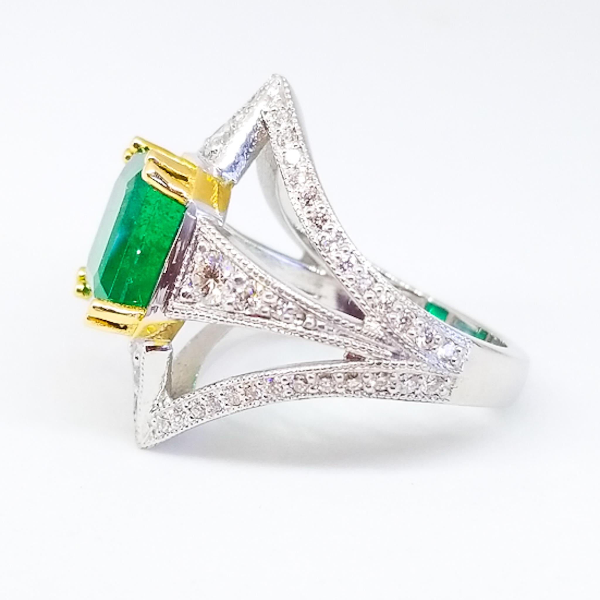4,26 Karat kolumbianischer grüner Smaragd 4,26 Karat Diamant Einzigartiger Tom Castor Ring 18K (Kunsthandwerker*in) im Angebot