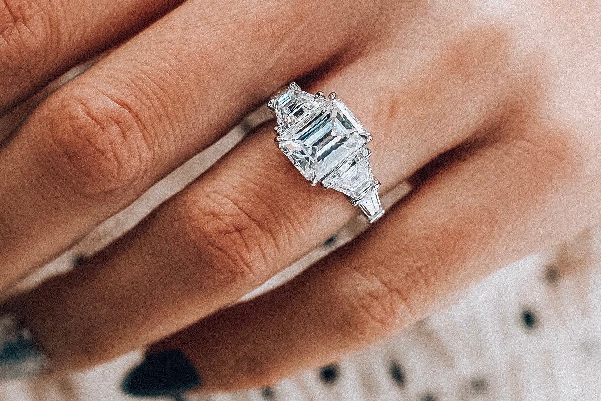 4,26 Karat Smaragdschliff-Diamant-Dreistein-Platin-Verlobungsring 1