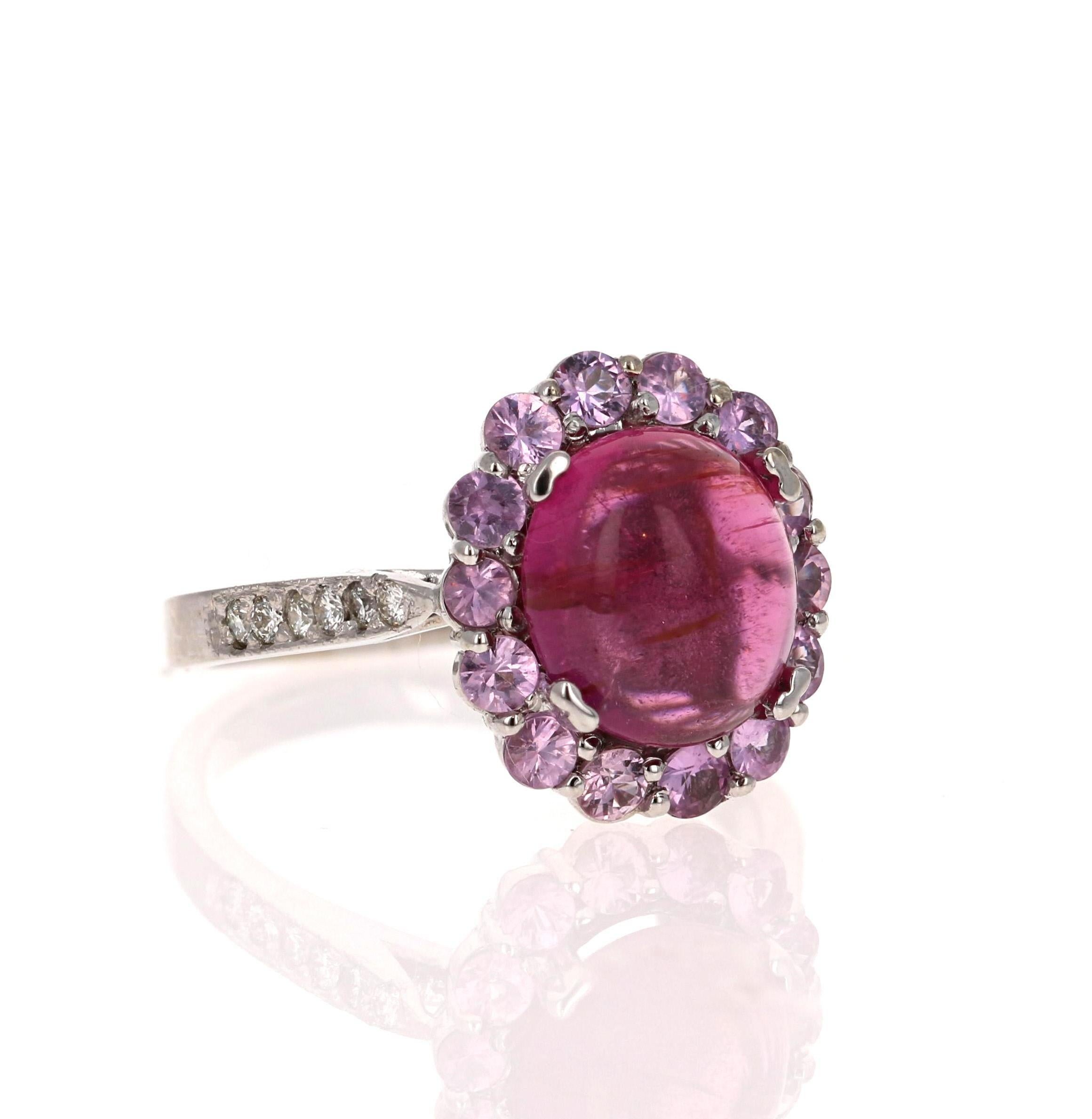 Bague en or blanc 14 carats, tourmaline rose naturelle de 4,26 carats, saphir, diamant

Cette bague contient une tourmaline rose cabochon naturelle pesant 3,25 carats. Autour de la tourmaline flottent des saphirs roses naturels pesant 0,85 carats. 