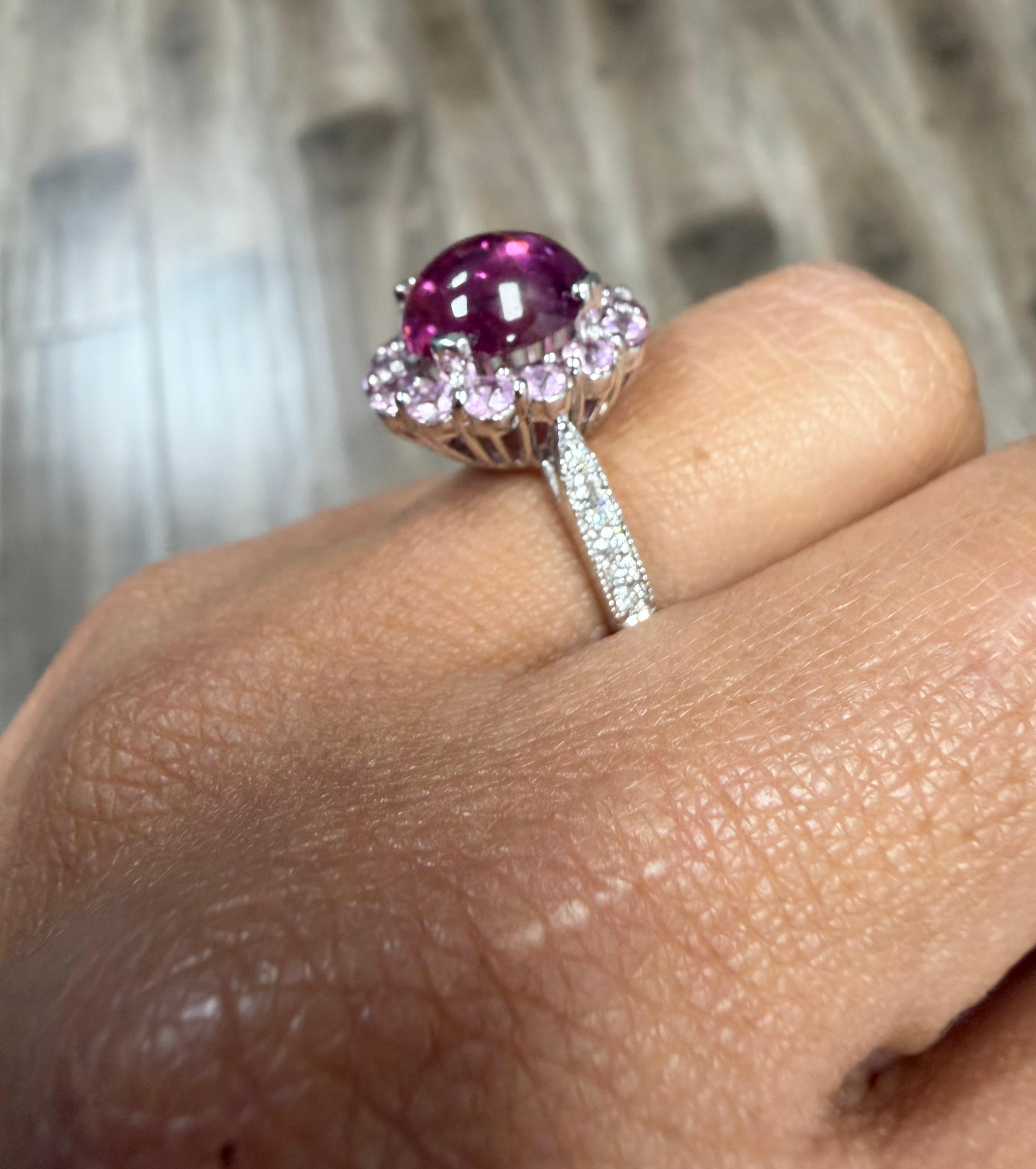 Bague en or blanc 14 carats, tourmaline rose naturelle de 4,26 carats, saphir, diamant en vente 1