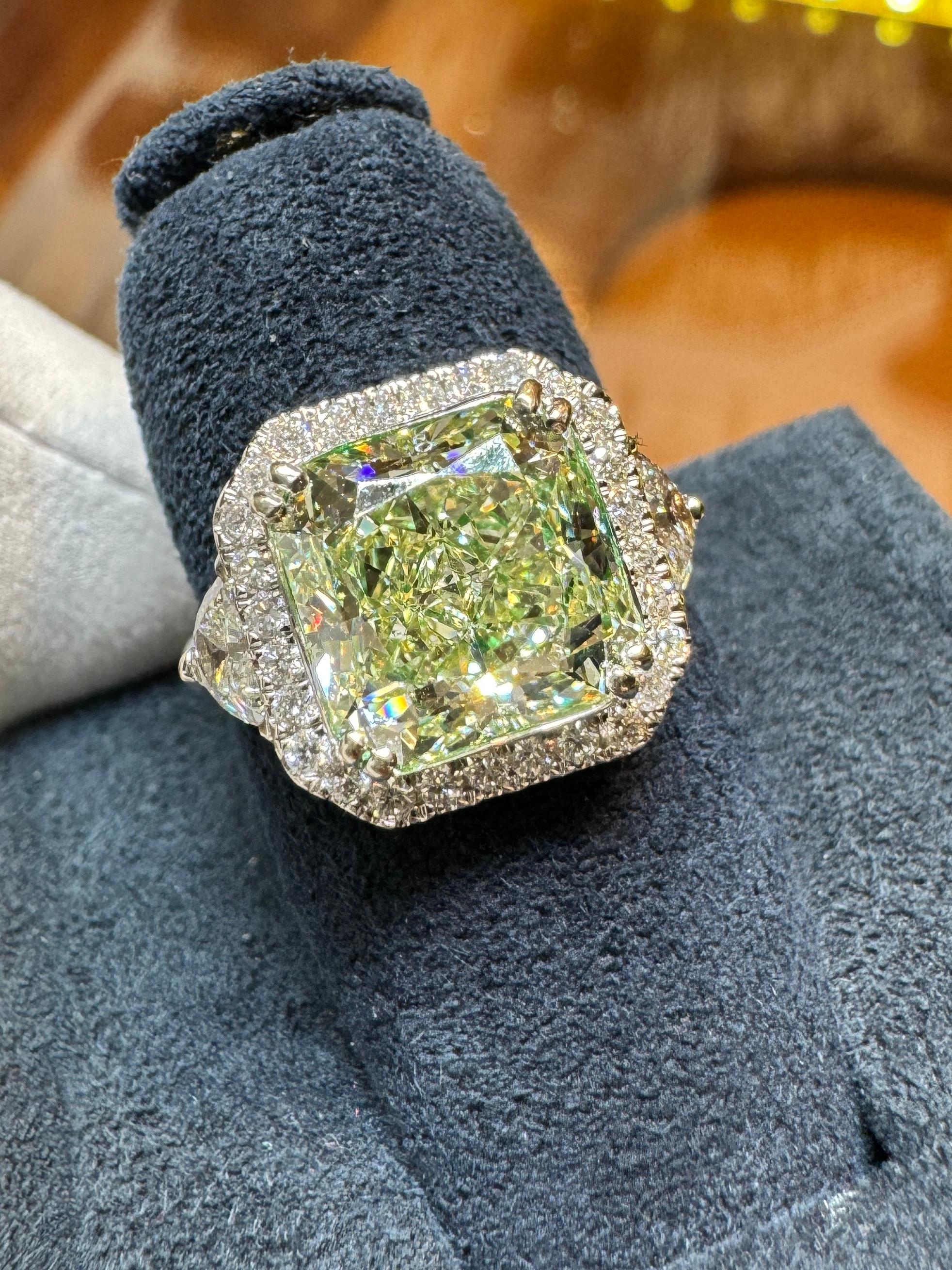4.26 Carat Radiant Cut Fancy Yellowish Green SI1 Clarity 18K GIA Diamond Ring For Sale 6
