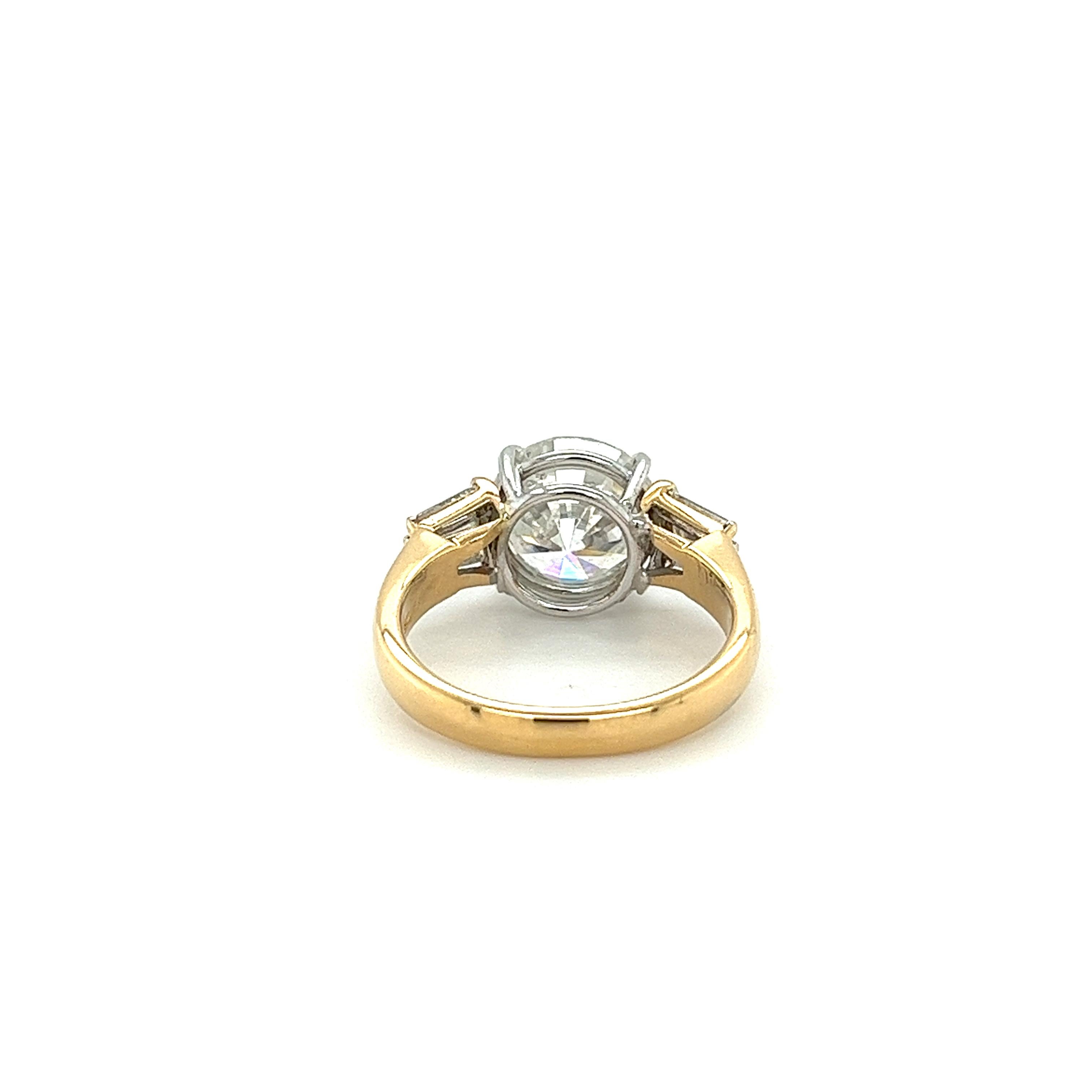 4.21 Carat Round Cut Diamond Engagement Ring With Baguettes in 2 Tone 18k Gold  For Sale 2