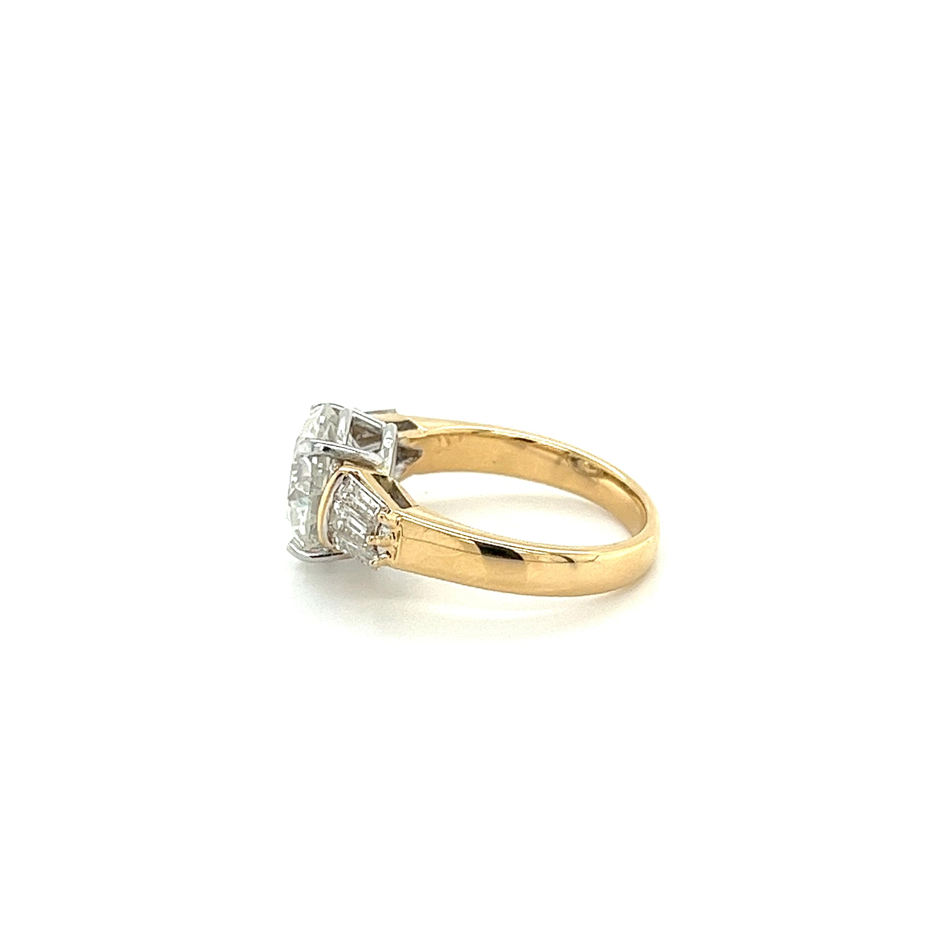 4.21 Carat Round Cut Diamond Engagement Ring With Baguettes in 2 Tone 18k Gold  For Sale 3