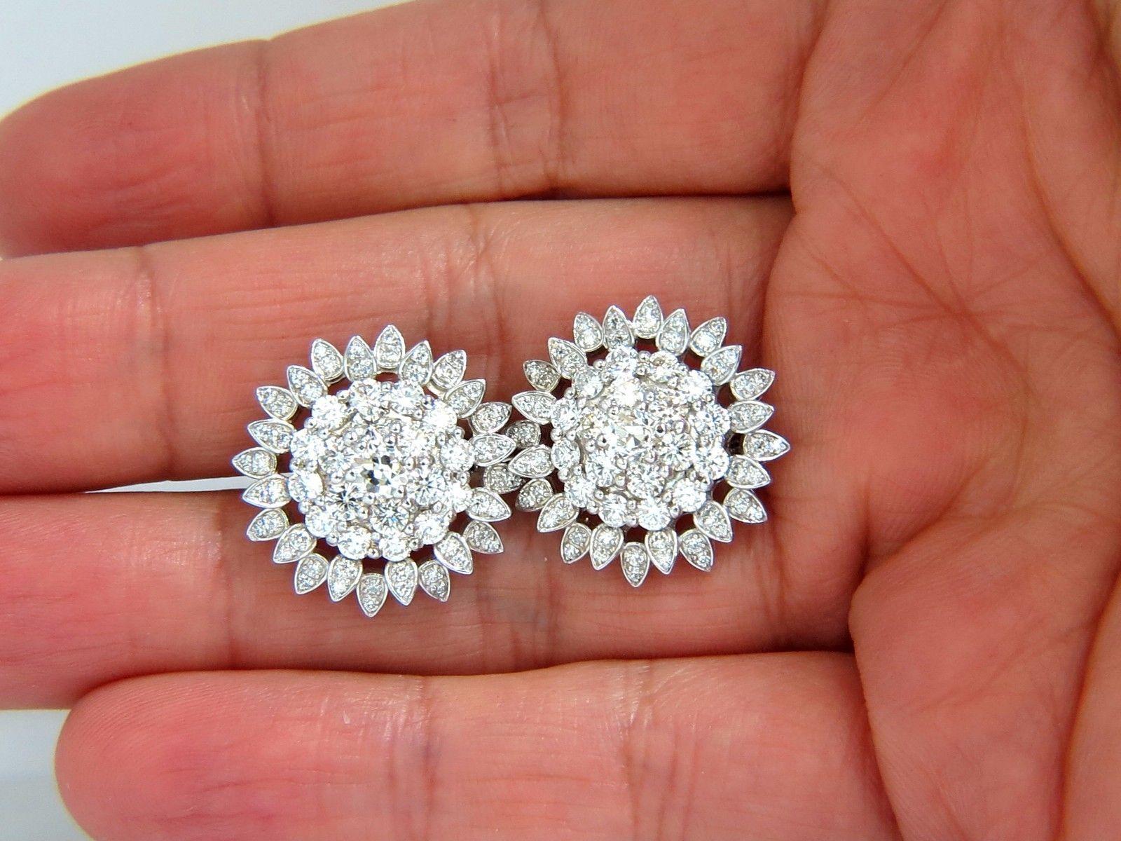 Taille ronde Clips d'oreilles à étoile en or 18 carats avec diamants naturels ronds de 4,26 carats, poids total en vente
